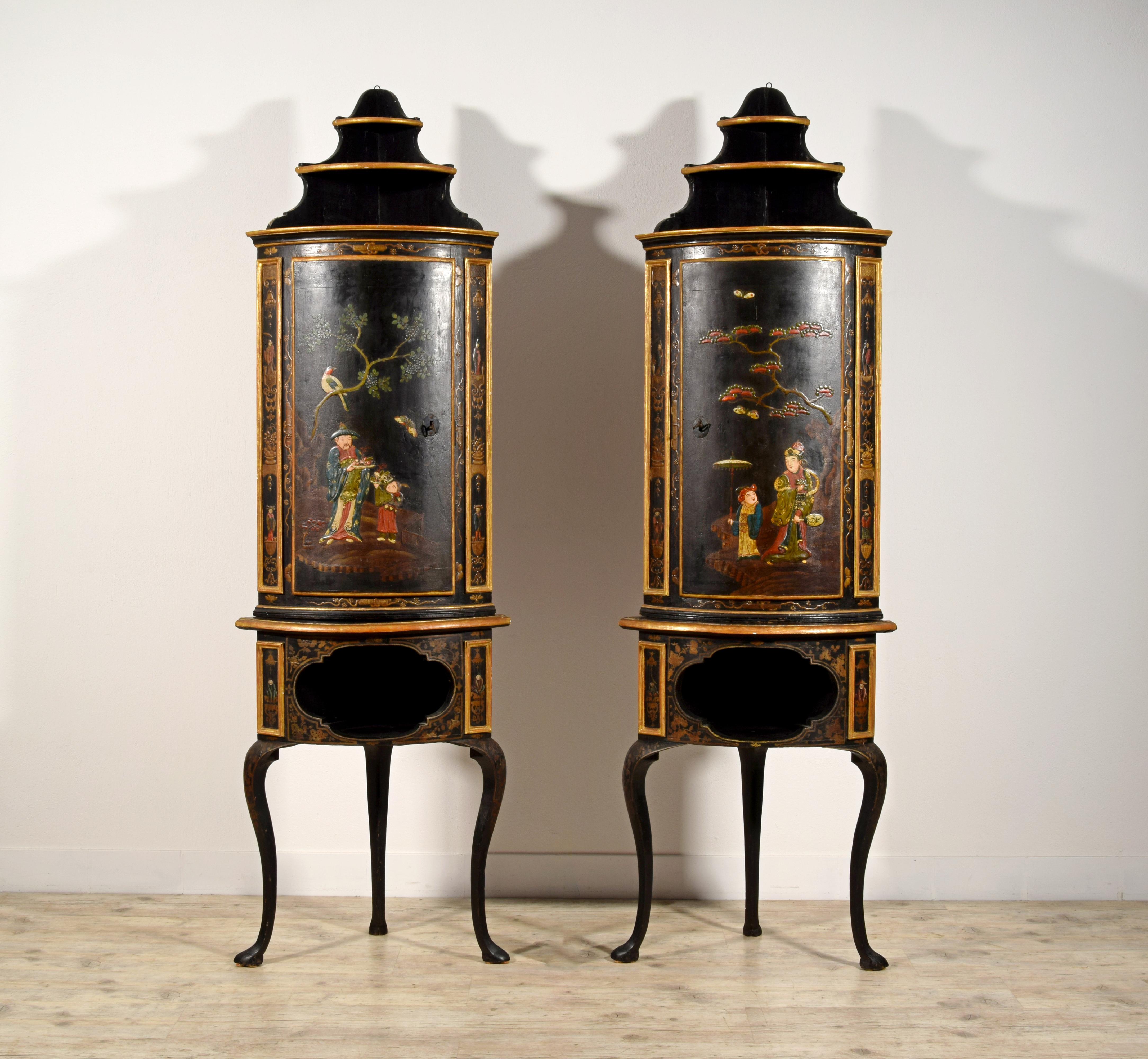 Paire d'armoires d'angle italiennes Rococo Chinoiserie en bois laqué du 18ème siècle 
Cette paire de meubles d'angle a été fabriquée dans le Piémont, en Italie, vers le milieu du dix-huitième siècle, selon le goût du baroque.
La structure est en