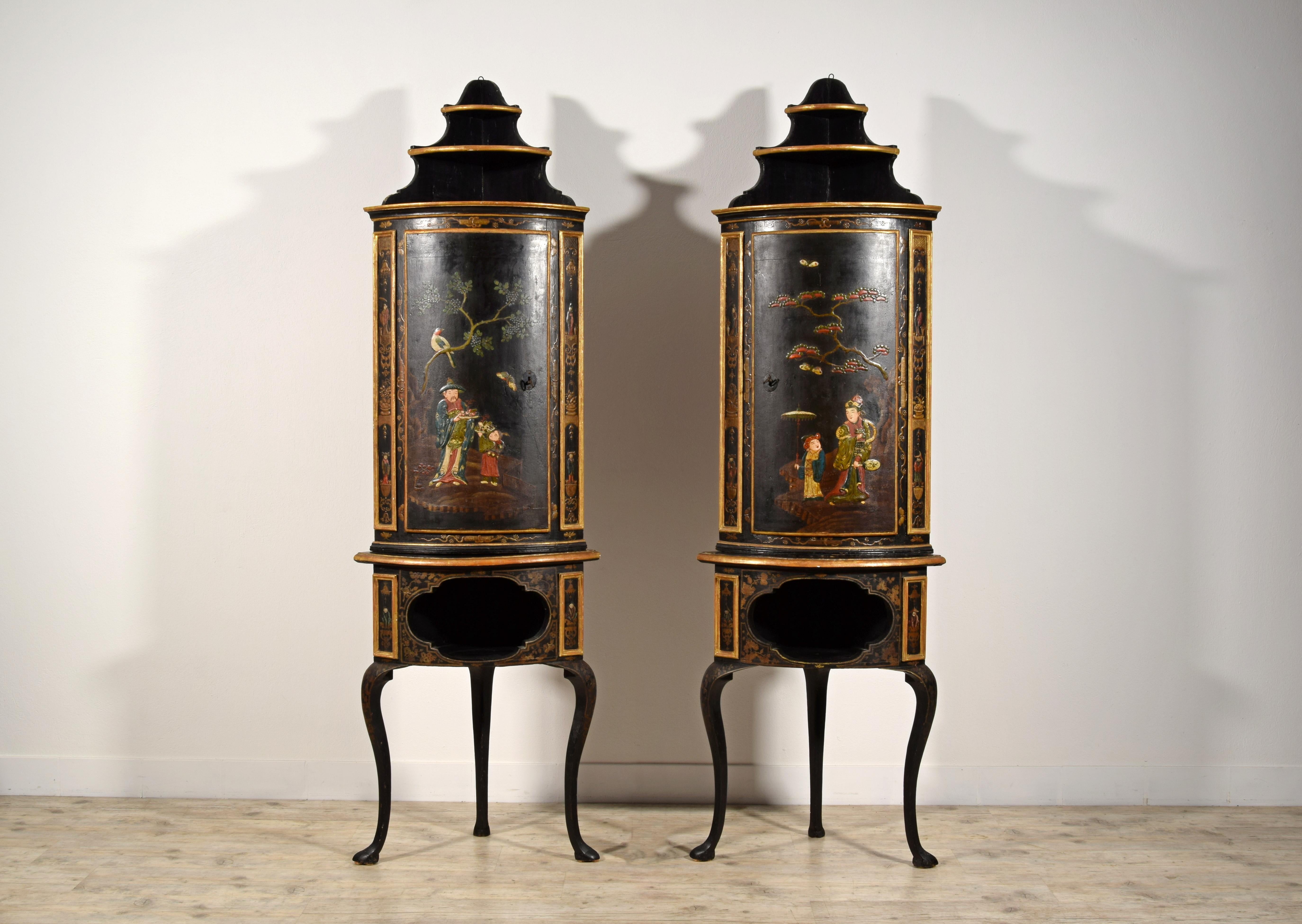 Laqué Paire d'armoires d'angle italiennes Rococo Chinoiserie en bois laqué du 18ème siècle  en vente