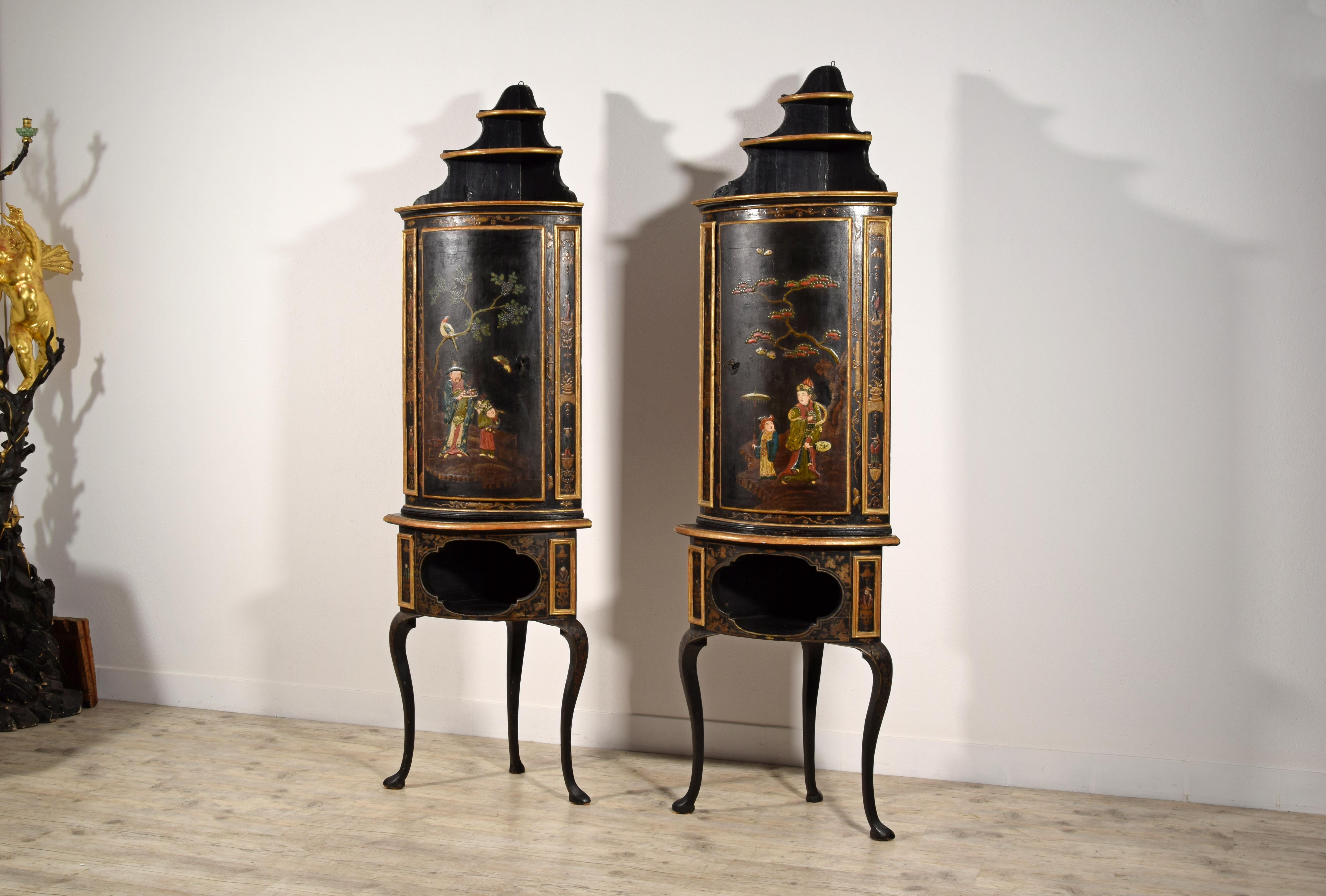 Siglo XVIII, Pareja de armarios esquineros italianos rococó chinoiserie de madera lacada Italiano en venta