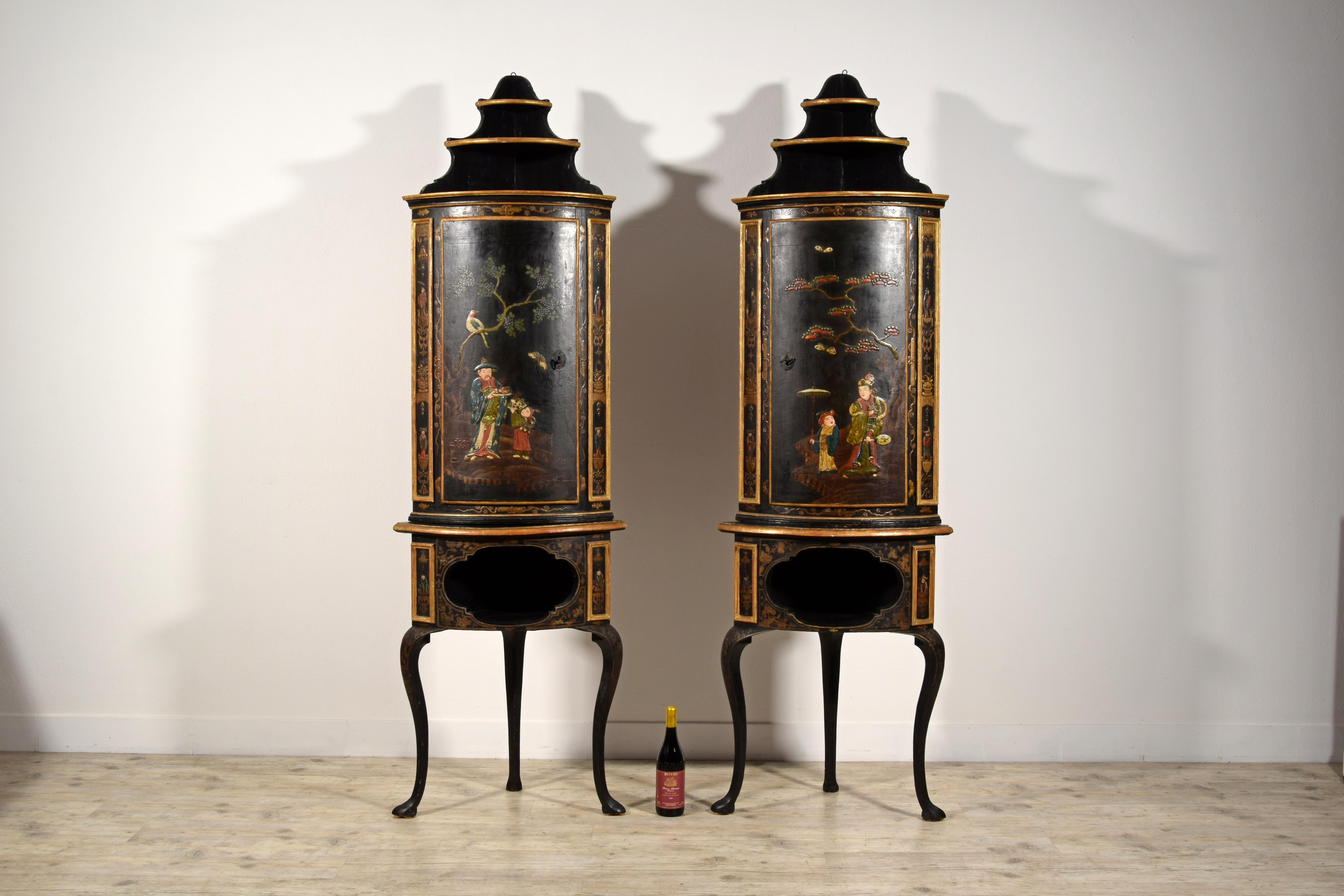 18th Century, Pair of Italian Rococo Chinoiserie Lacquered Wood Corner Cabinets  For Sale 4