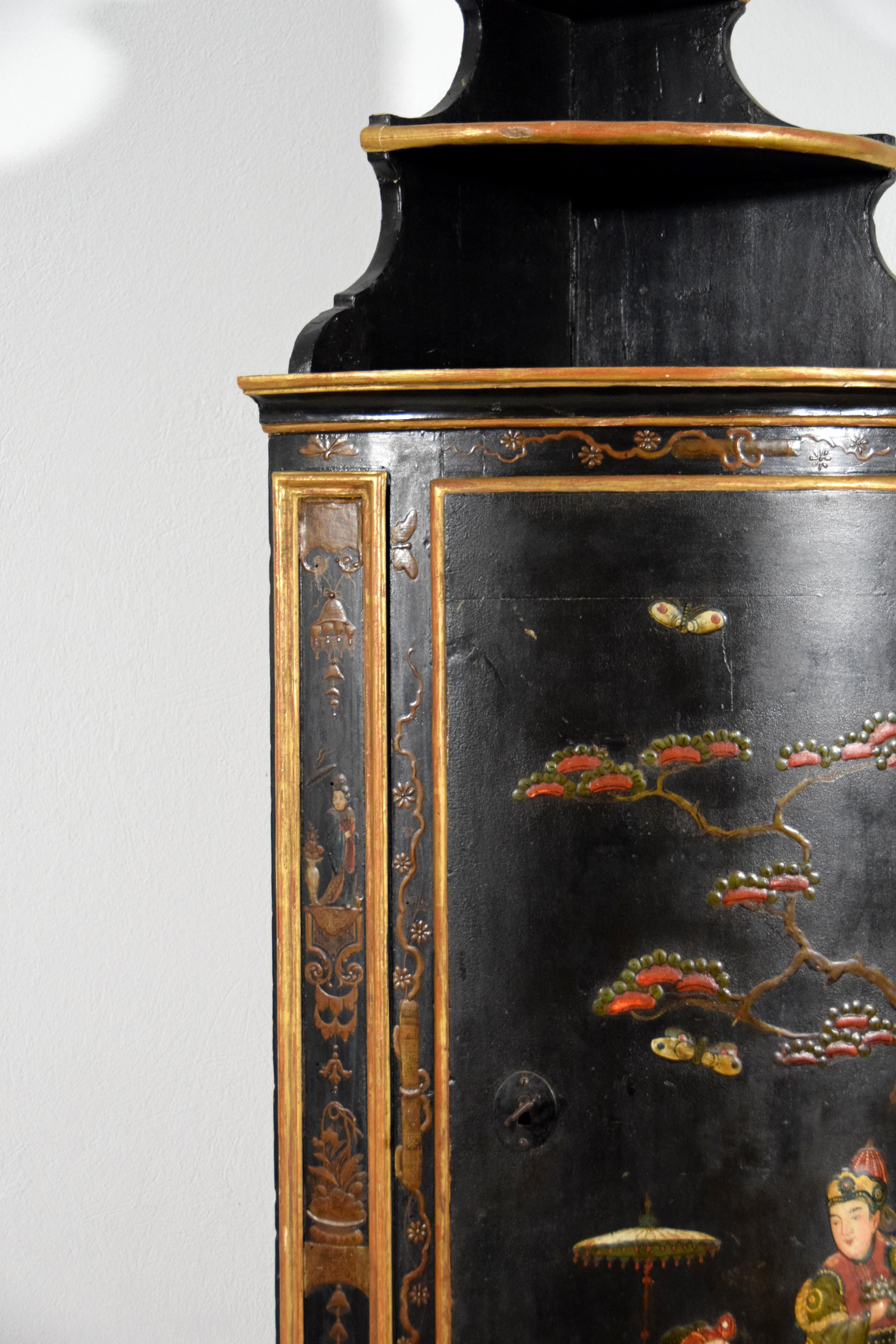18th Century, Pair of Italian Rococo Chinoiserie Lacquered Wood Corner Cabinets  For Sale 5