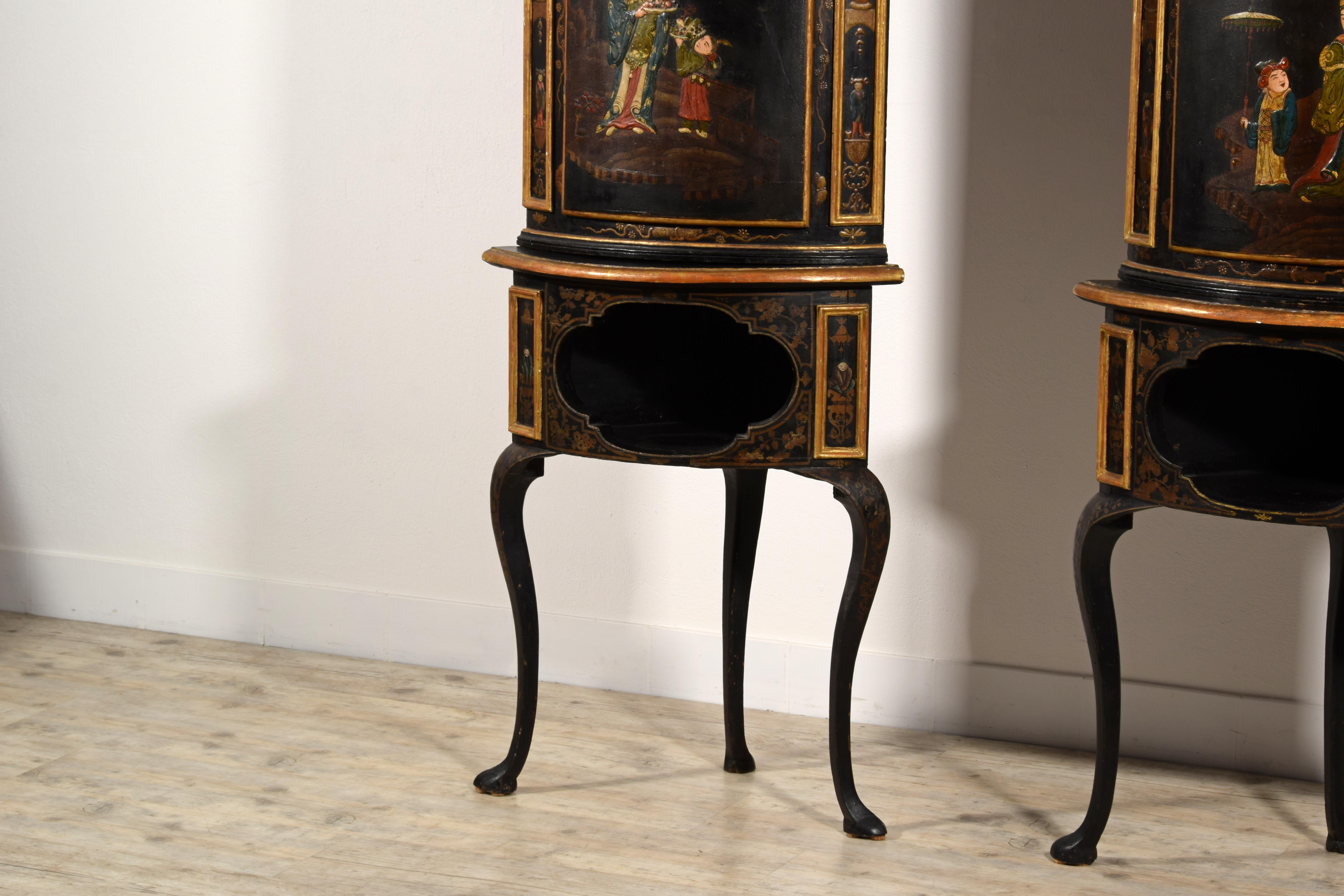 18th Century, Pair of Italian Rococo Chinoiserie Lacquered Wood Corner Cabinets  For Sale 6