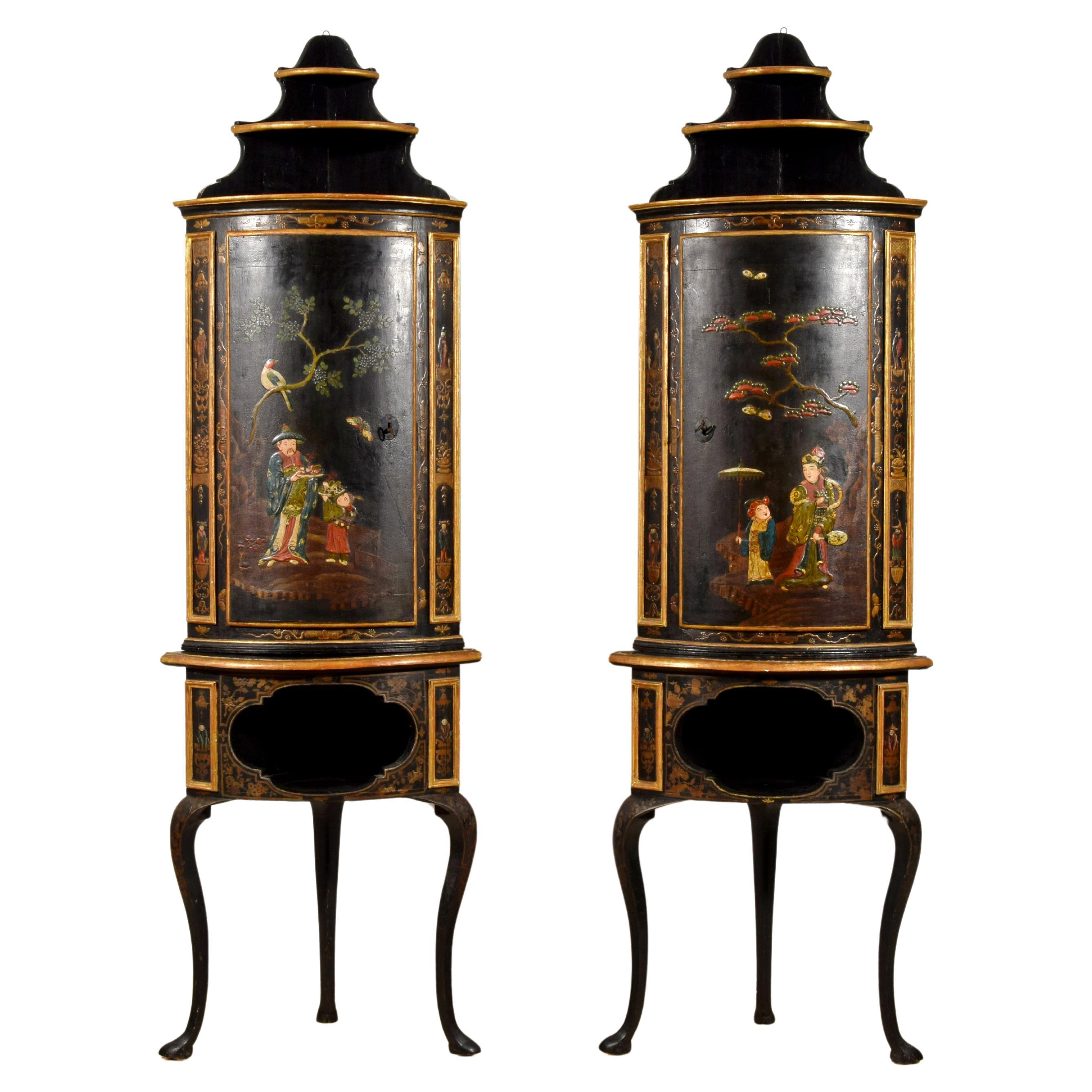 XVIII secolo, Coppia di armadietti ad angolo in legno laccato Rococò Chinoiserie italiano
