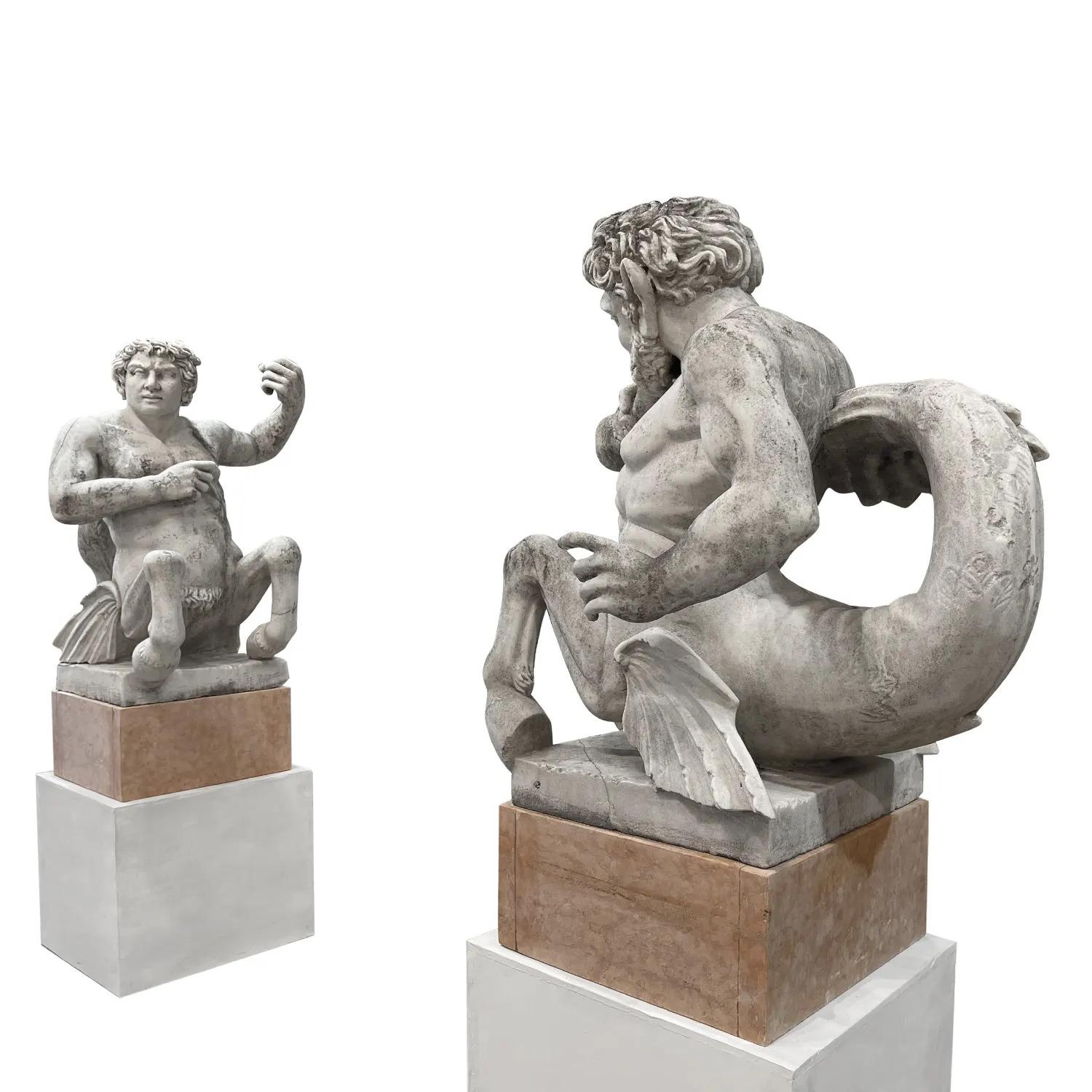 Siglo XX, pareja de grandes estatuas antiguas de jardín talladas a mano en piedra natural llamada Mármol Biancone d'Istria. Estas antiguas estatuas de piedra natural u ornamentos de jardín formaban parte de una fuente de jardín italiana clásica muy