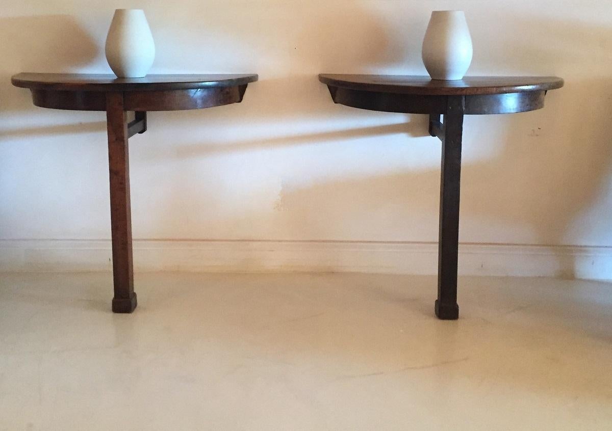 18th Century Pair of Italian Walnut Consoles Demilune In Good Condition In Vosselaar, BE