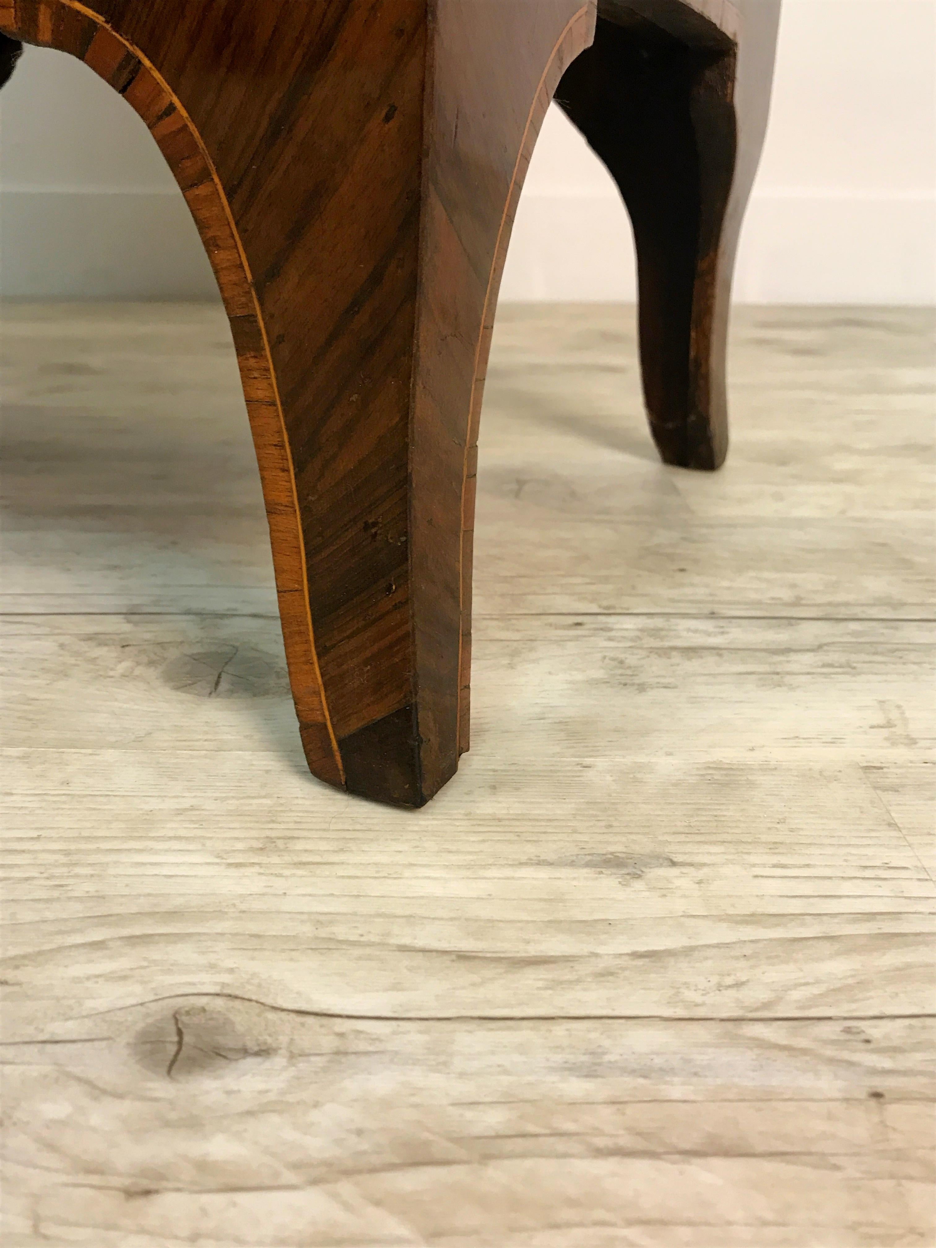 18th Century, Pair of Italian Walnut Wood Bedside Tables 4