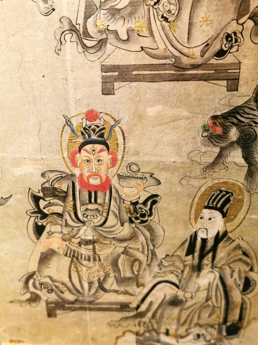 18th Century Pair of Large Chinese Paintings on Paper with Gilded Wooden Frame 12