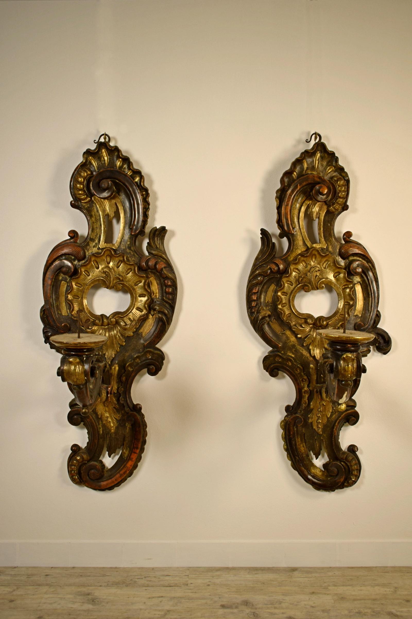 18th century, pair of large Italian carved and gilded wood applique
The couple of wall lamps, made in the first half of the 18th century in carved and gilded wood, is of Venetian area (north Italy). The valuable carving is asymmetrical and the wall