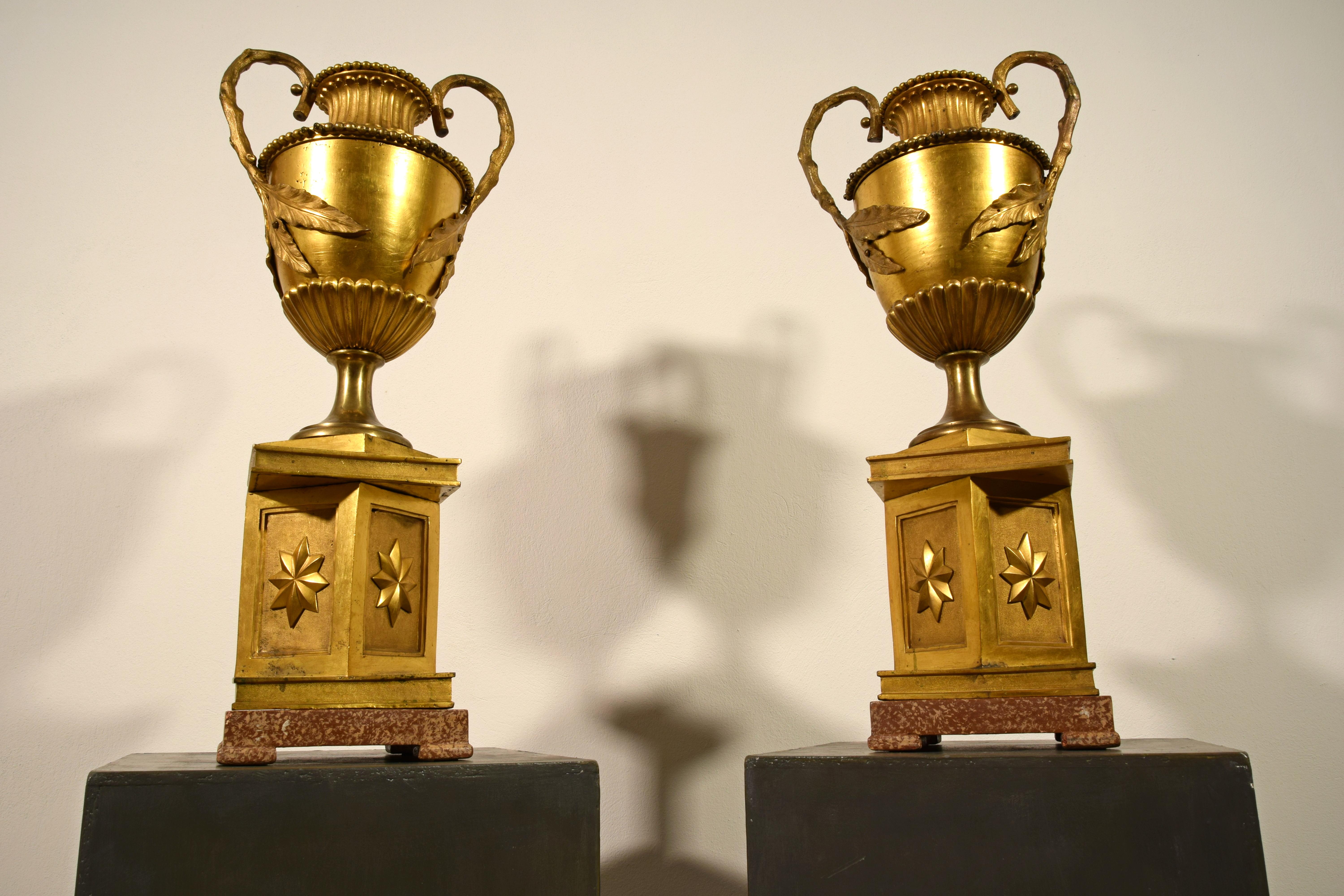 Paar große italienische neoklassizistische Vasen aus vergoldeter Bronze aus dem 18. Jahrhundert im Angebot 5