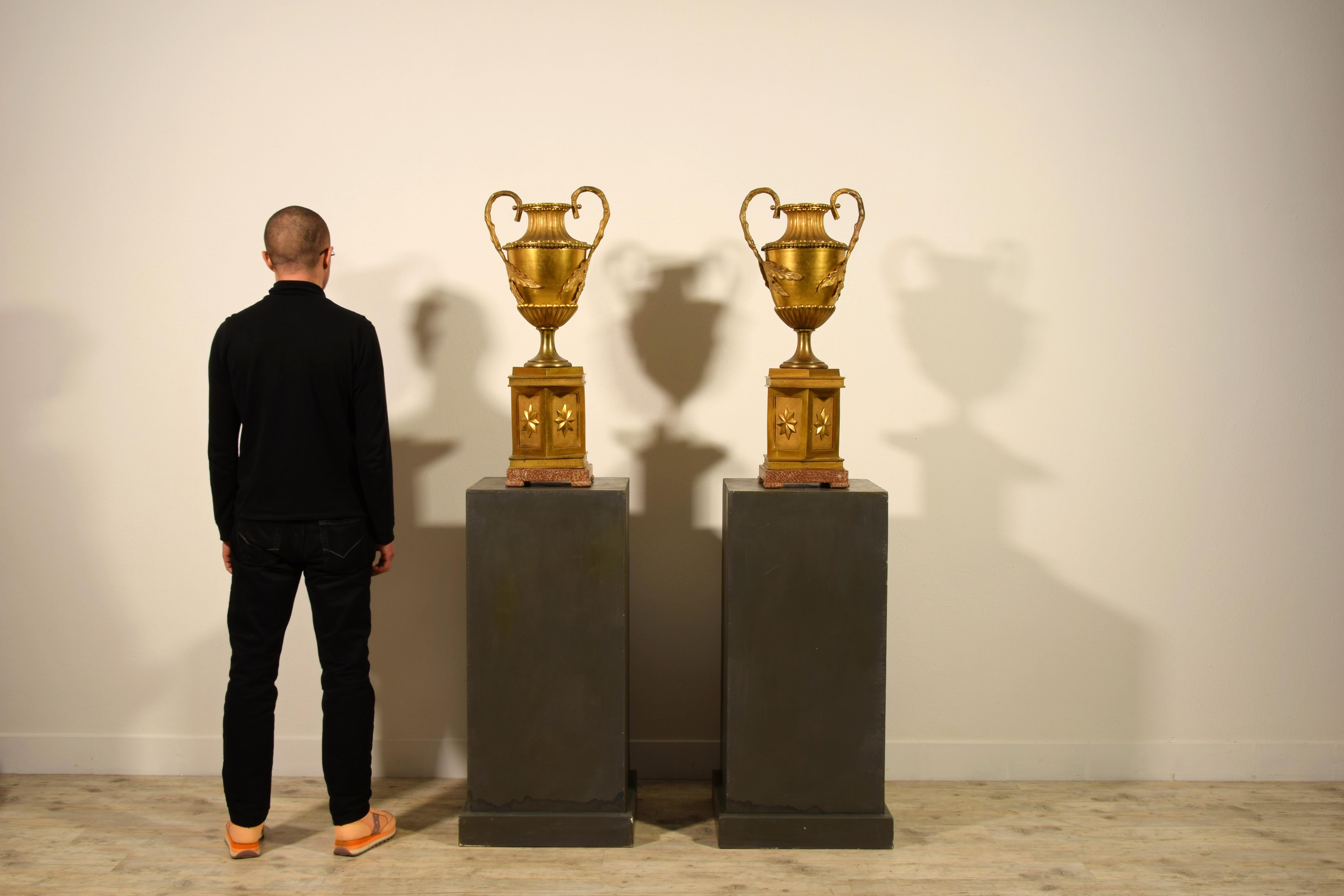 Paar große italienische neoklassizistische Vasen aus vergoldeter Bronze aus dem 18. Jahrhundert im Angebot 6