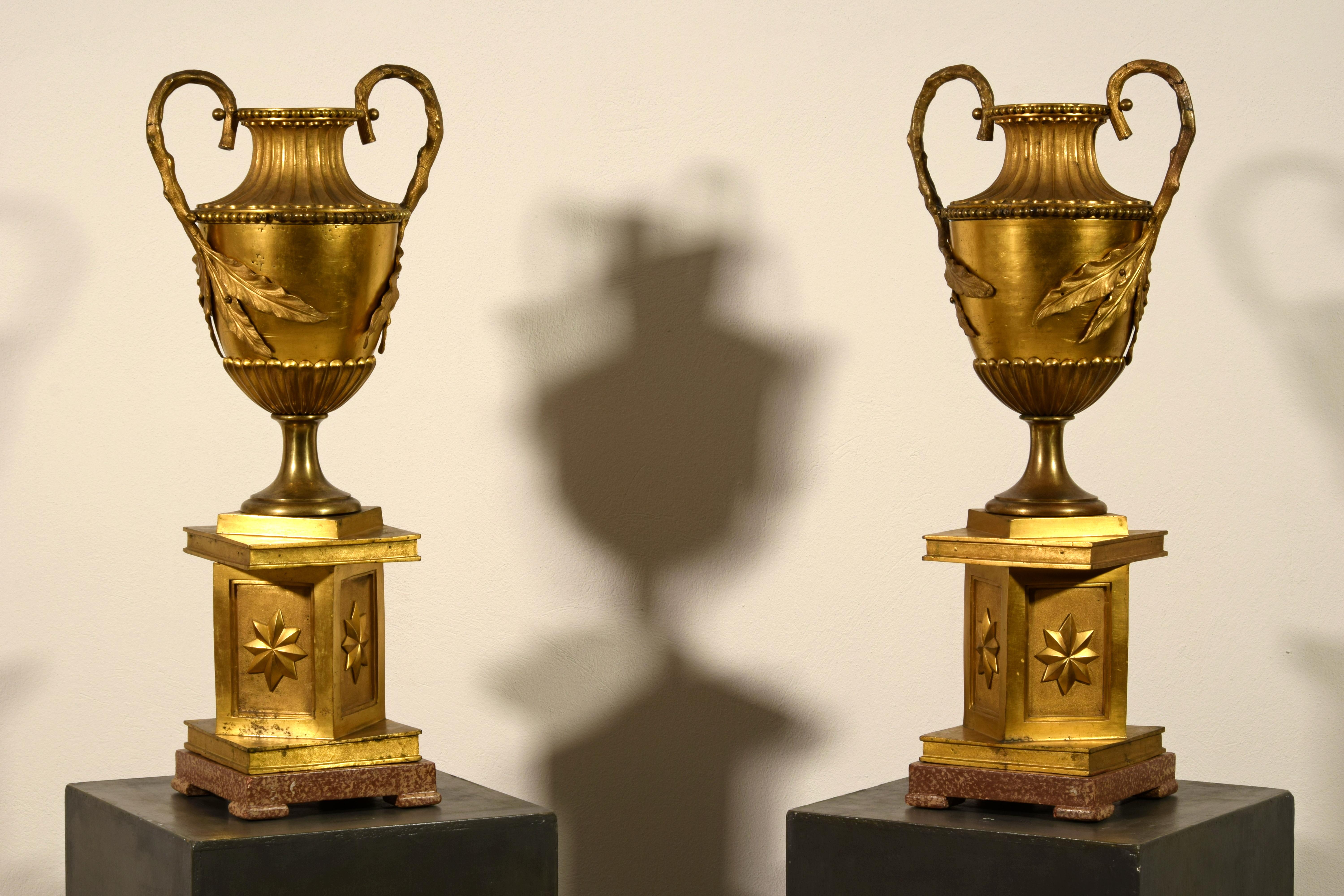 Paar große italienische neoklassizistische Vasen aus vergoldeter Bronze aus dem 18. Jahrhundert im Angebot 7