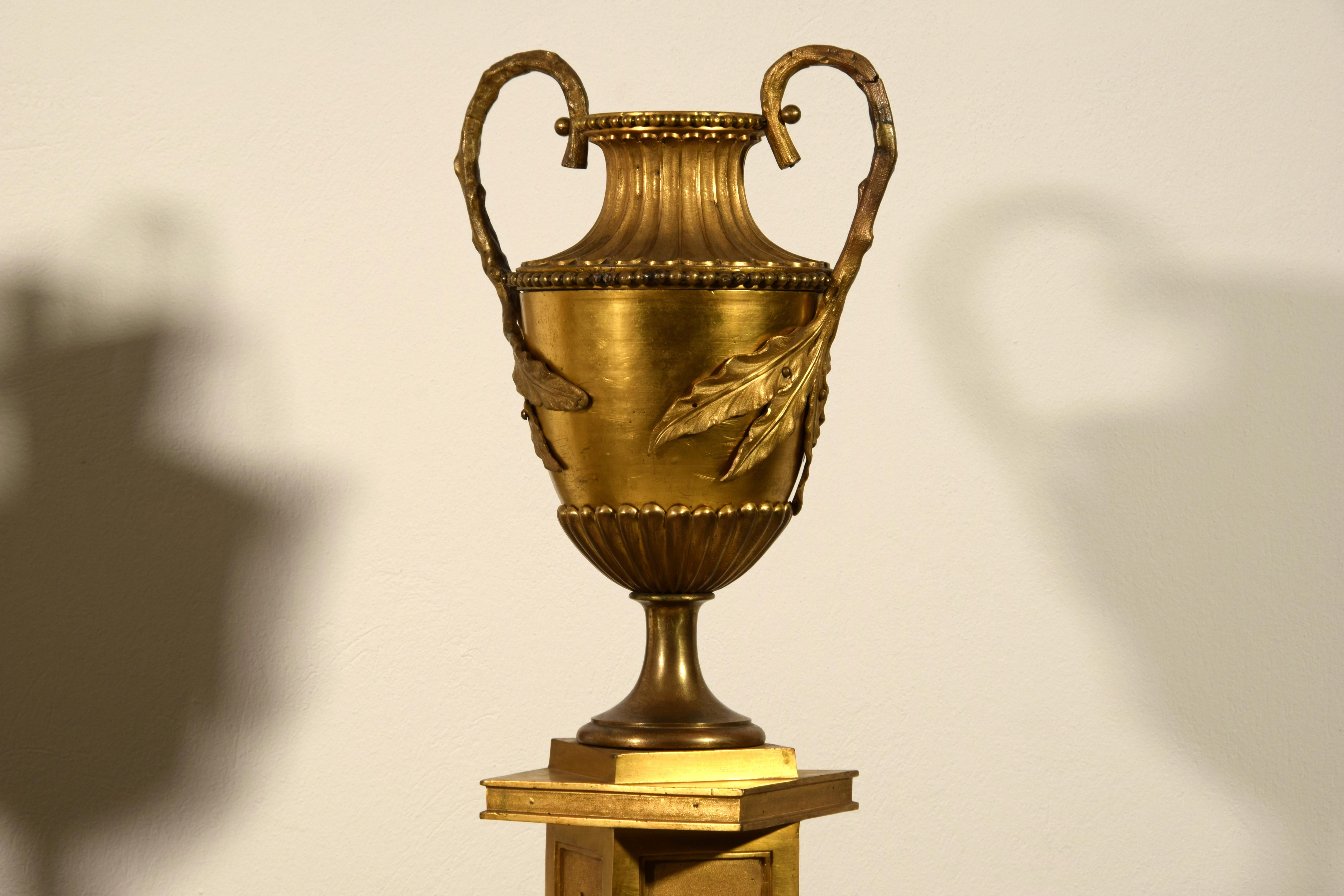 Paar große italienische neoklassizistische Vasen aus vergoldeter Bronze aus dem 18. Jahrhundert im Angebot 11