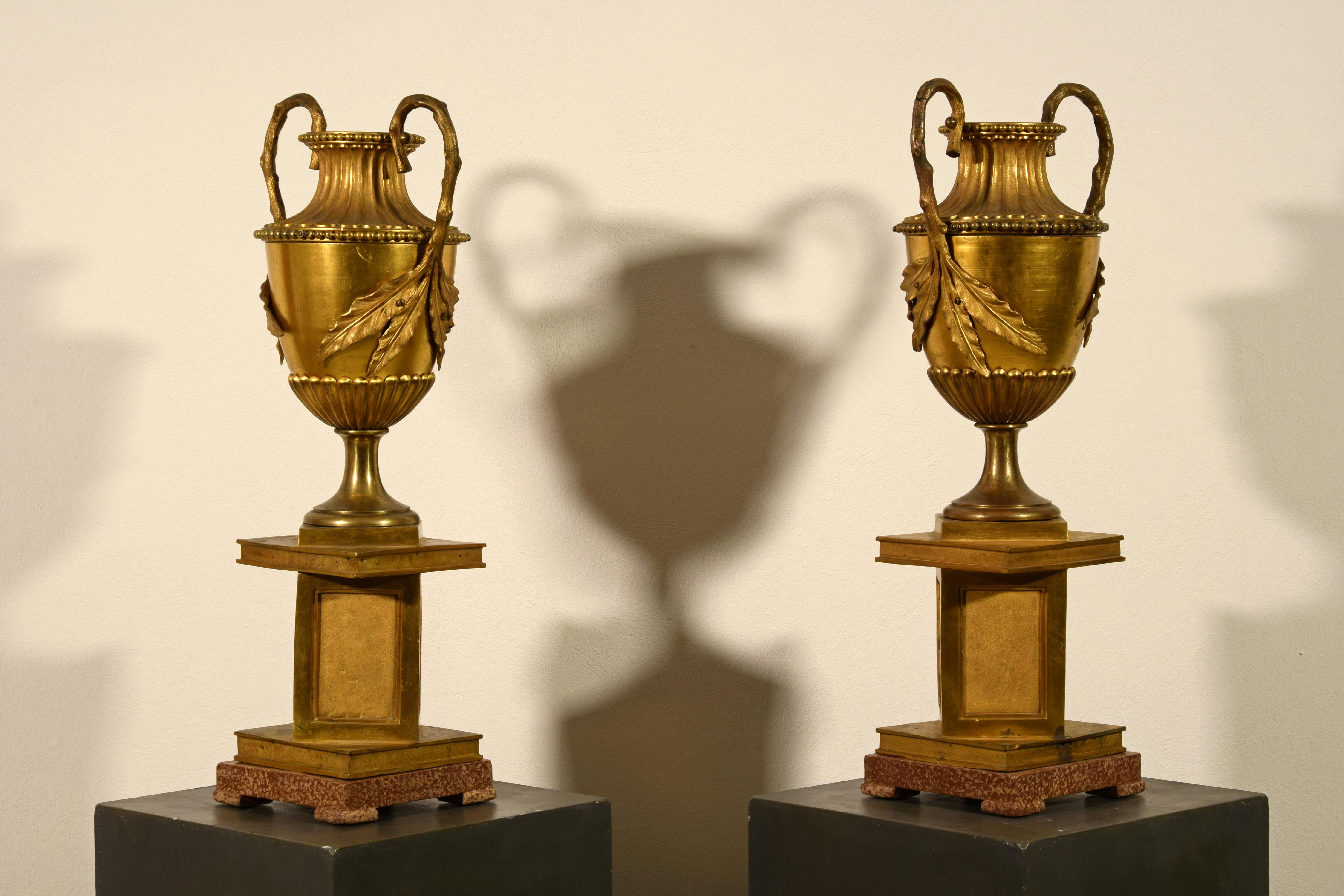 Paar große italienische neoklassizistische Vasen aus vergoldeter Bronze aus dem 18. Jahrhundert im Angebot 14