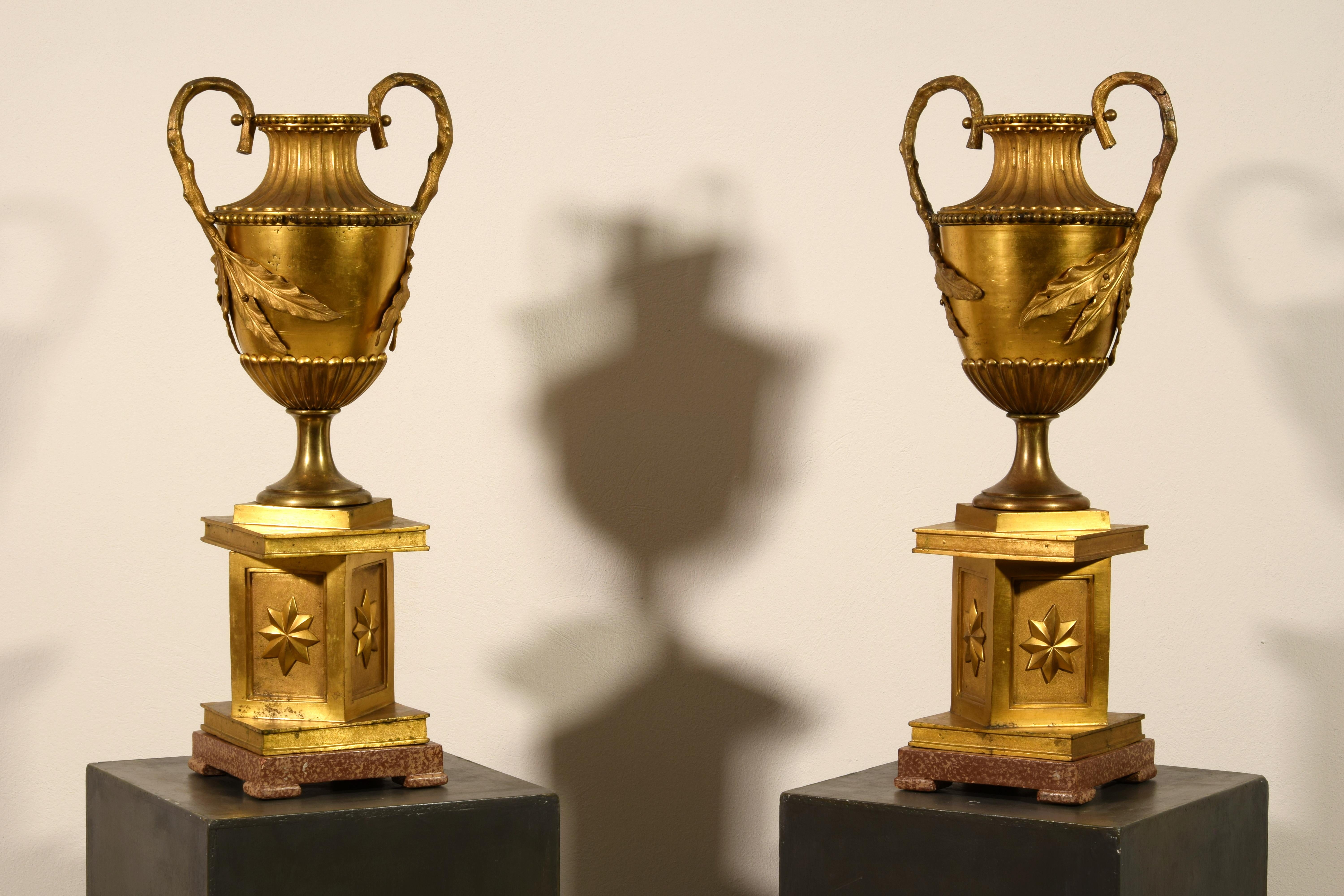 18th century Pair of Large Italian Neoclassical Gilt Bronze Vases 

The pair of neoclassical vases was made in Italy in the end of 18th century in finely chiselled bronze.
Of classical taste, the vases are “baccellati” in the upper and lower part