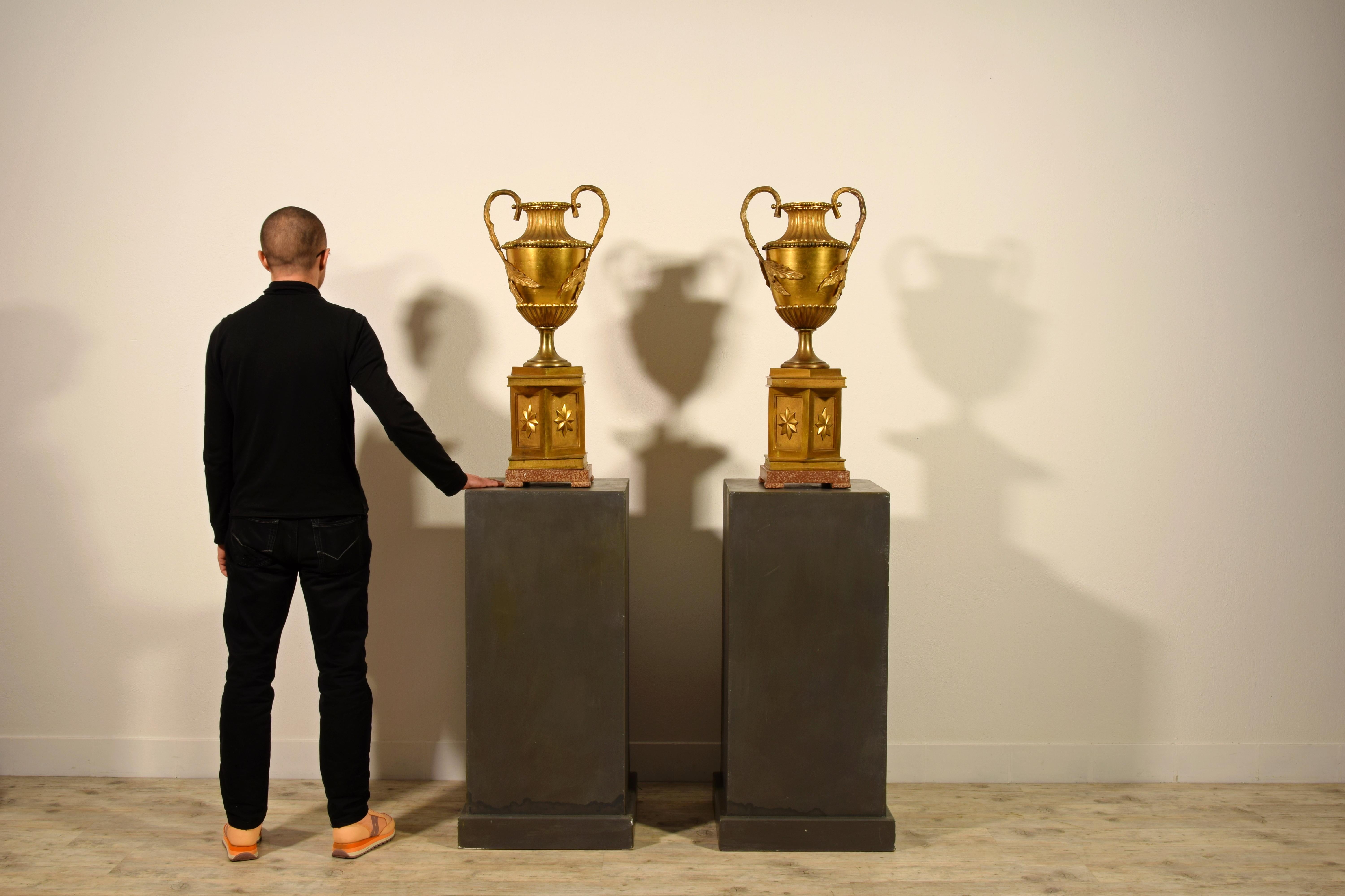 18th Century Pair of Large Italian Neoclassical Gilt Bronze Vases For Sale 18