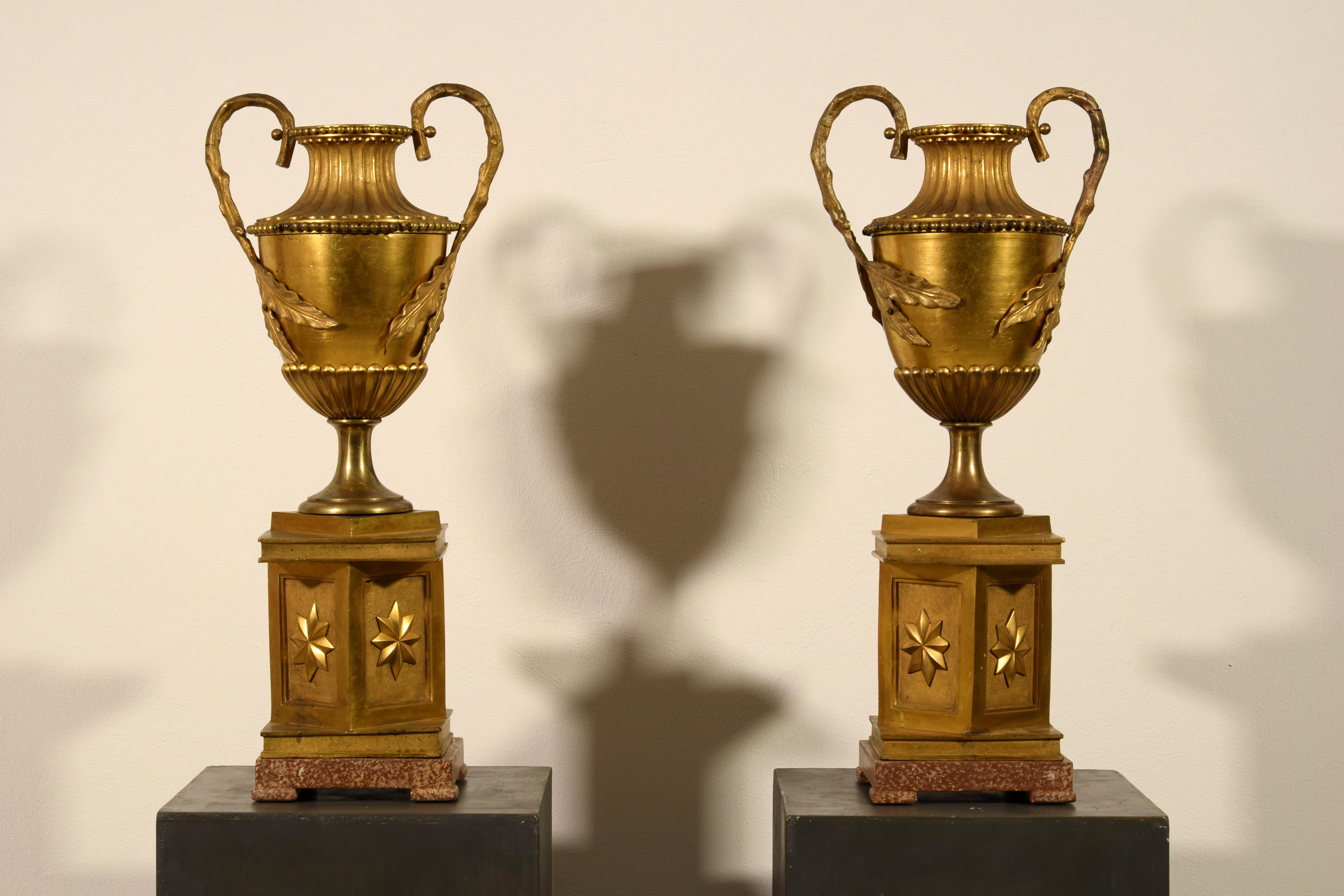 18th Century Pair of Large Italian Neoclassical Gilt Bronze Vases For Sale 1