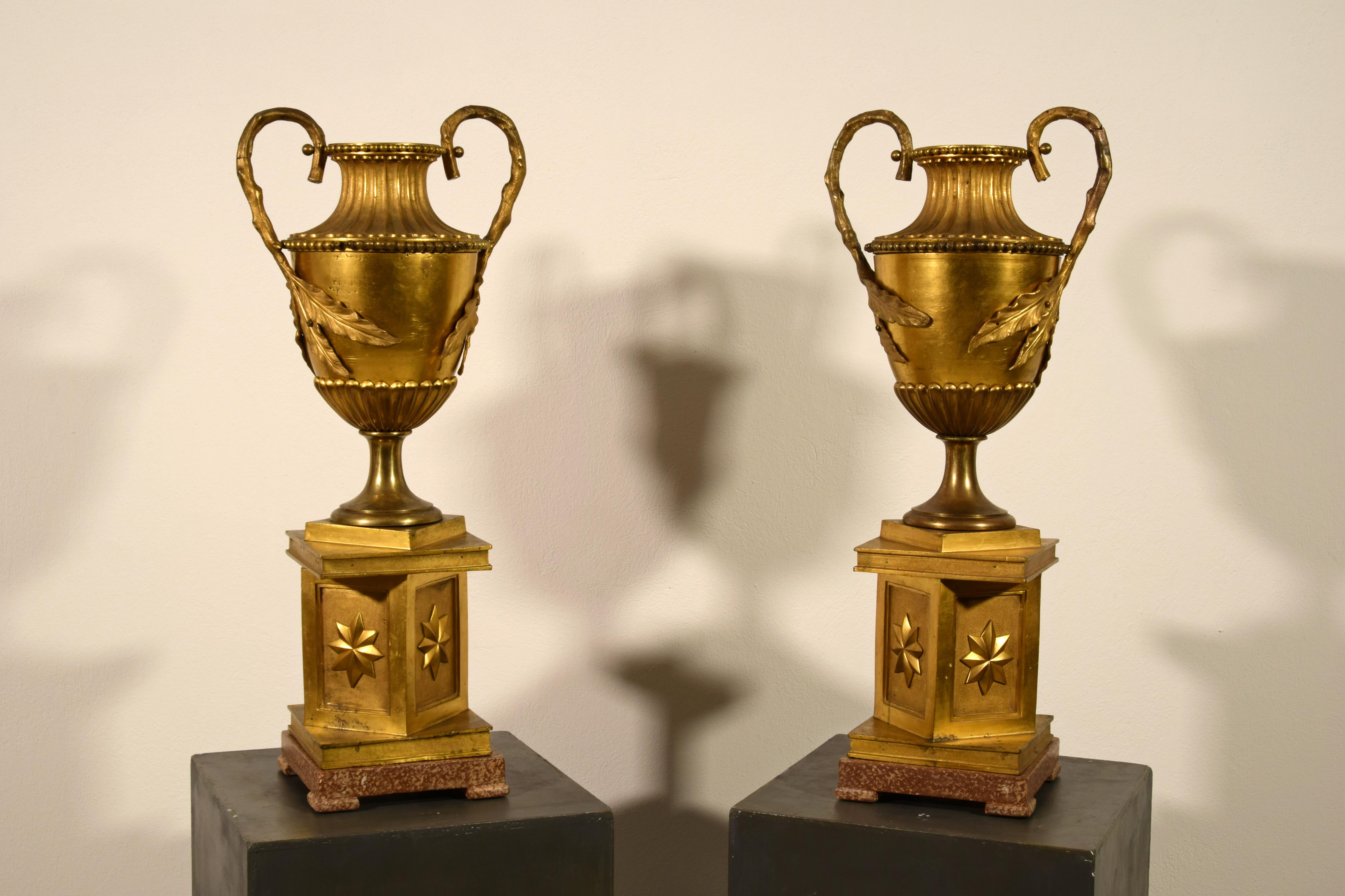 Paar große italienische neoklassizistische Vasen aus vergoldeter Bronze aus dem 18. Jahrhundert (Italienisch) im Angebot