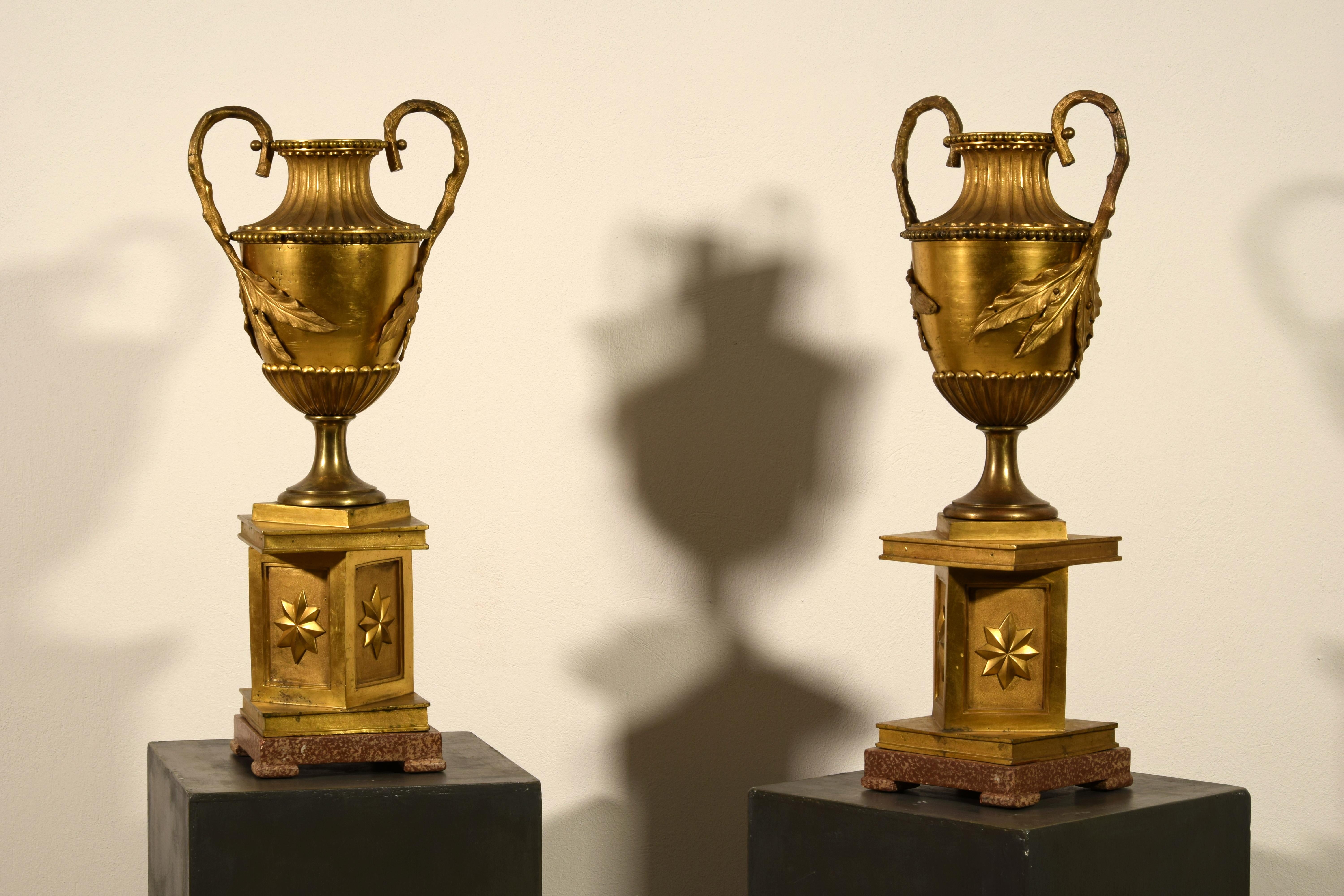 18th Century Pair of Large Italian Neoclassical Gilt Bronze Vases For Sale 3