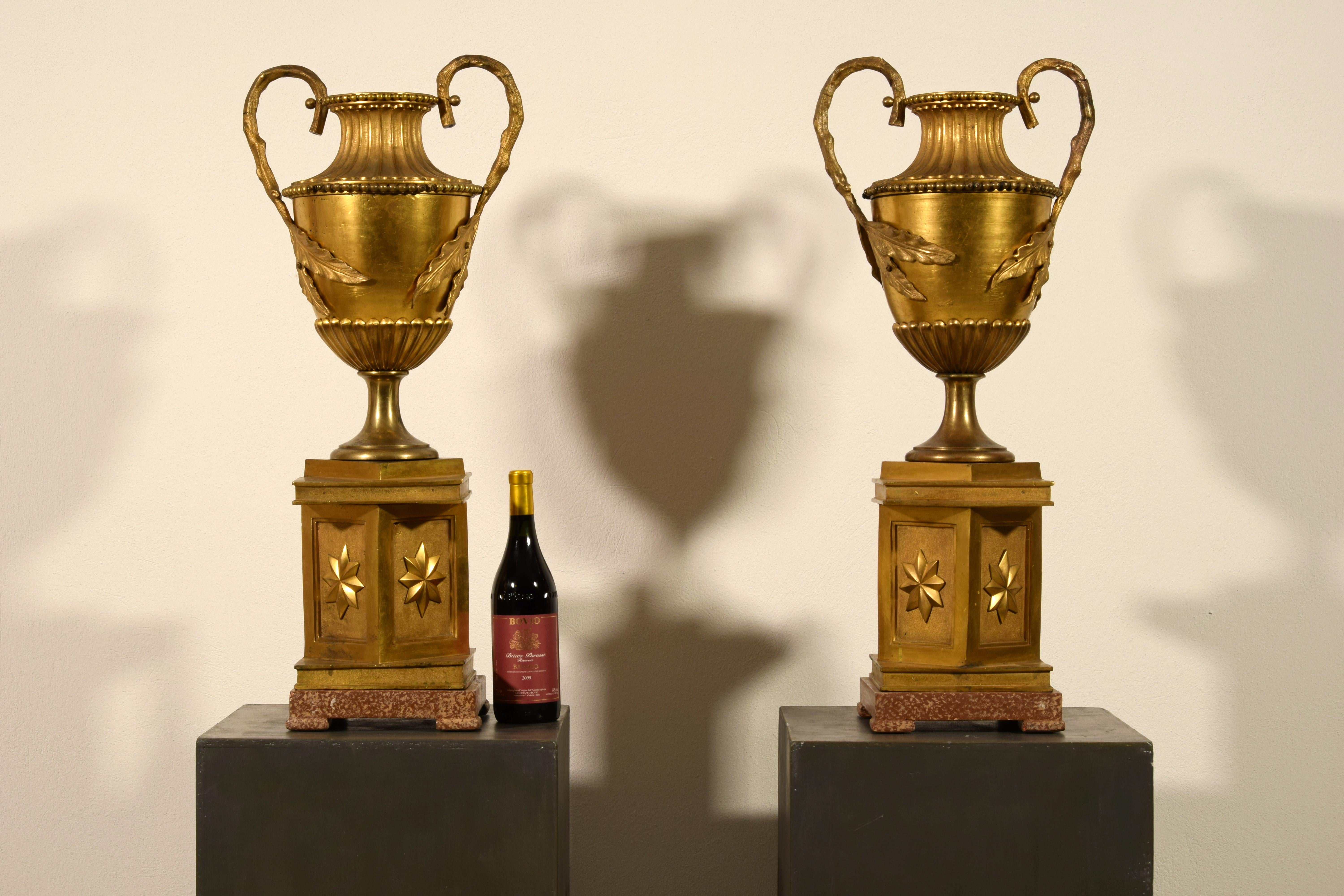Paar große italienische neoklassizistische Vasen aus vergoldeter Bronze aus dem 18. Jahrhundert im Angebot 1