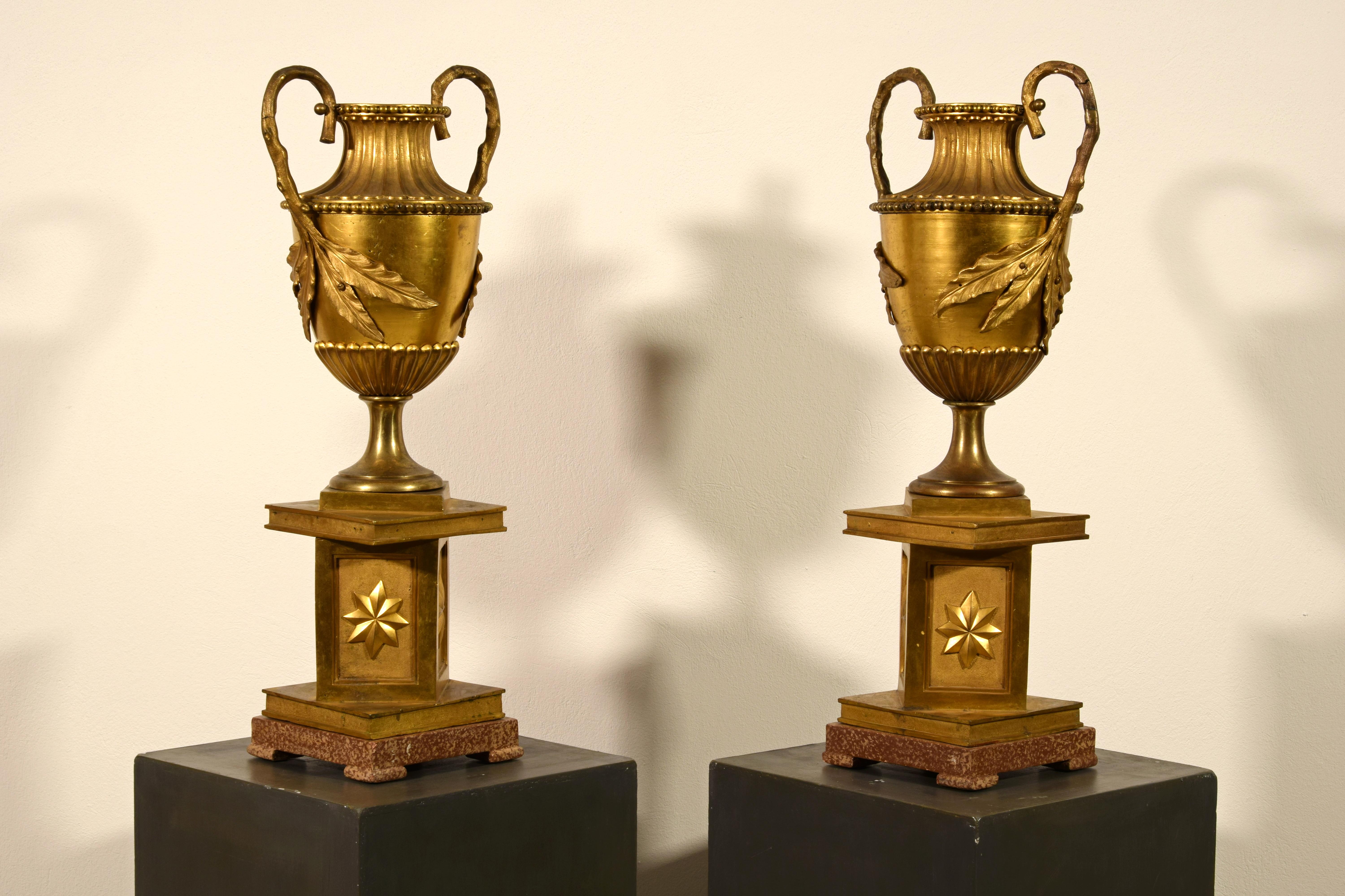 Paar große italienische neoklassizistische Vasen aus vergoldeter Bronze aus dem 18. Jahrhundert im Angebot 2