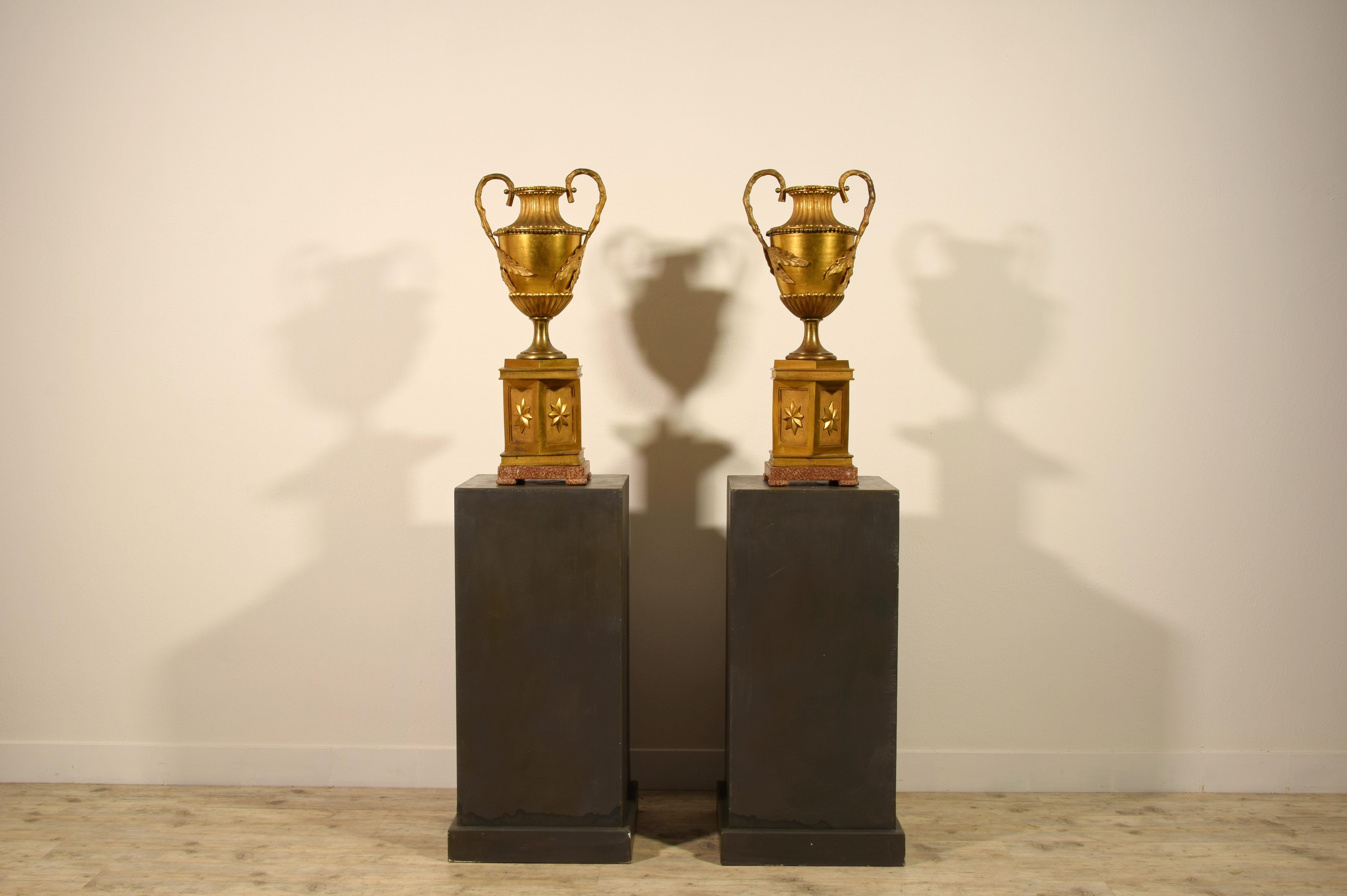 Paar große italienische neoklassizistische Vasen aus vergoldeter Bronze aus dem 18. Jahrhundert im Angebot 4