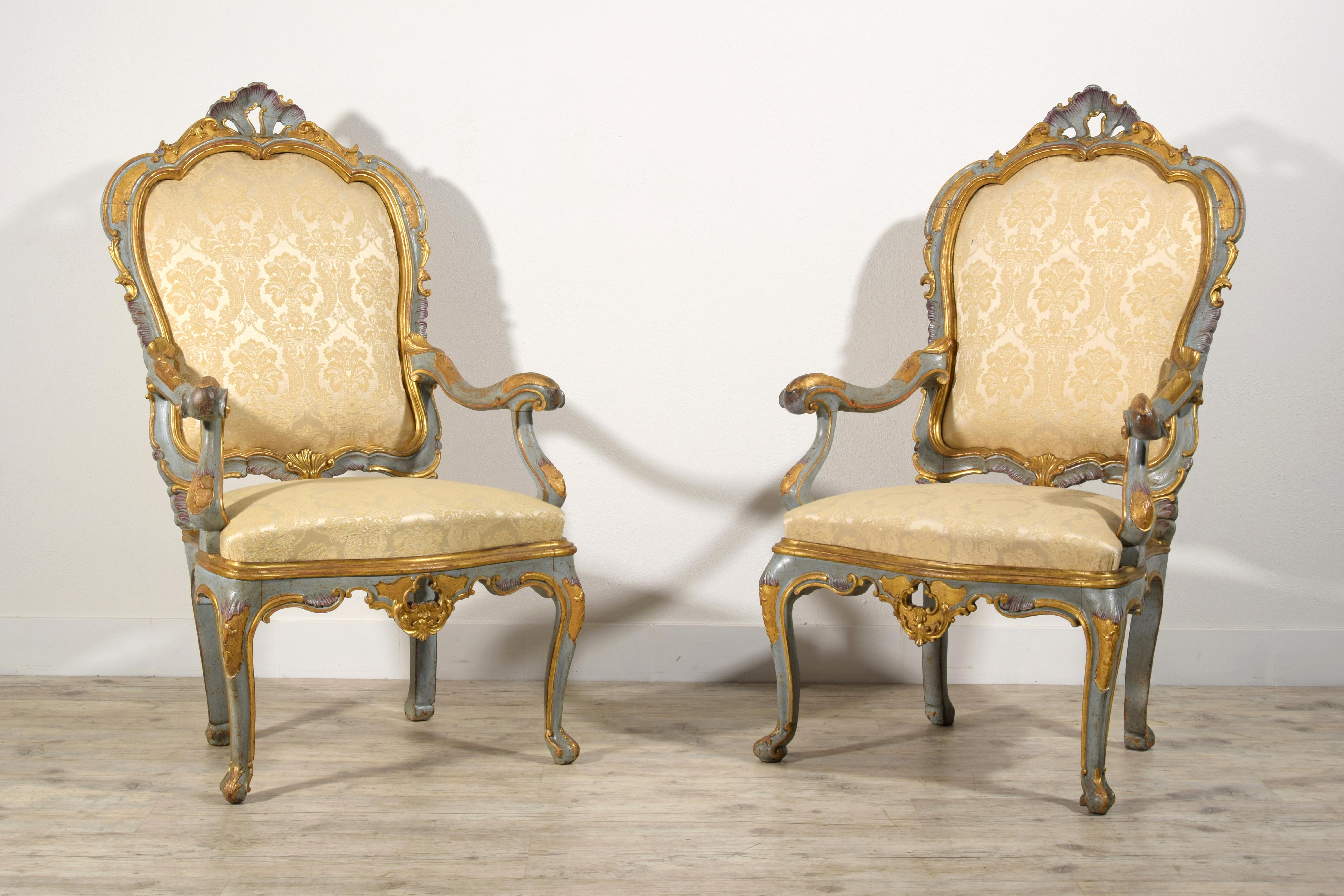18th Century Pair of Large Venetian Barocchetto Lacquered ed Giltwood Armchairs 

The fine and important pair of large barocchetto armchairs was made in Venice, Italy, in the mid-eighteenth century.
The structure is in finely carved walnut wood,