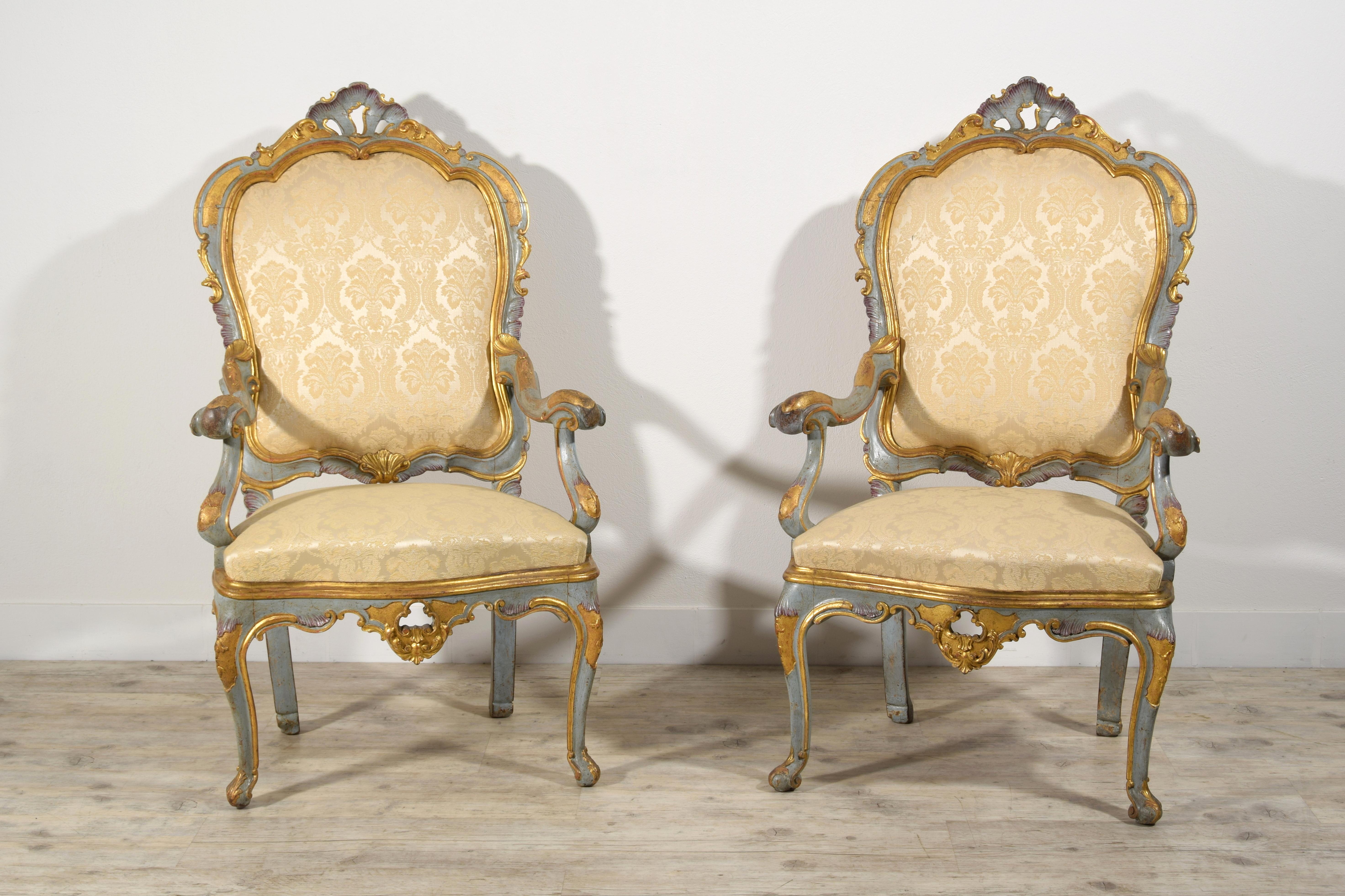 Louis XV Paire de grands fauteuils vénitiens barocchetto laqués et en bois doré du 18ème siècle  en vente