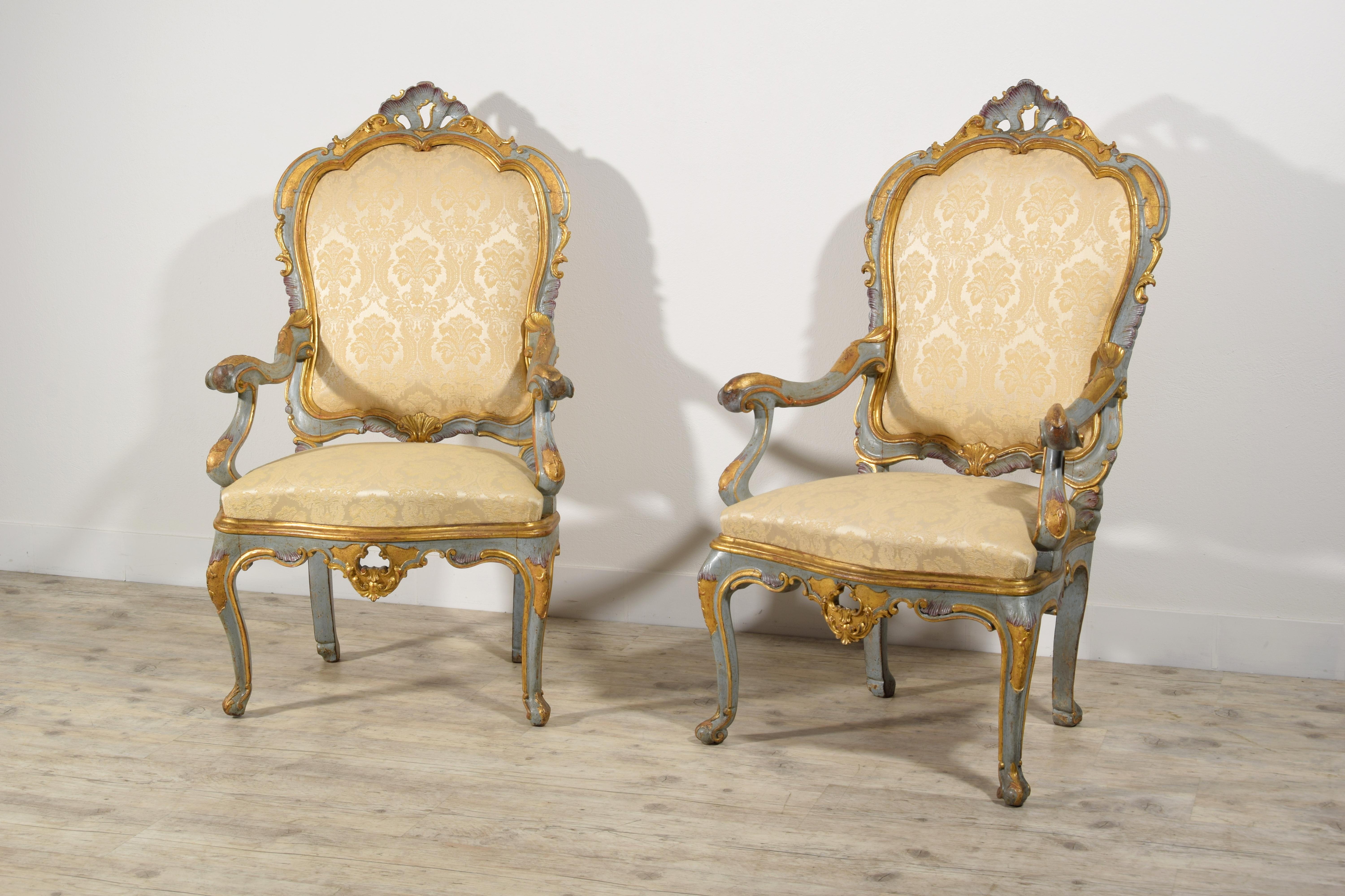 italien Paire de grands fauteuils vénitiens barocchetto laqués et en bois doré du 18ème siècle  en vente