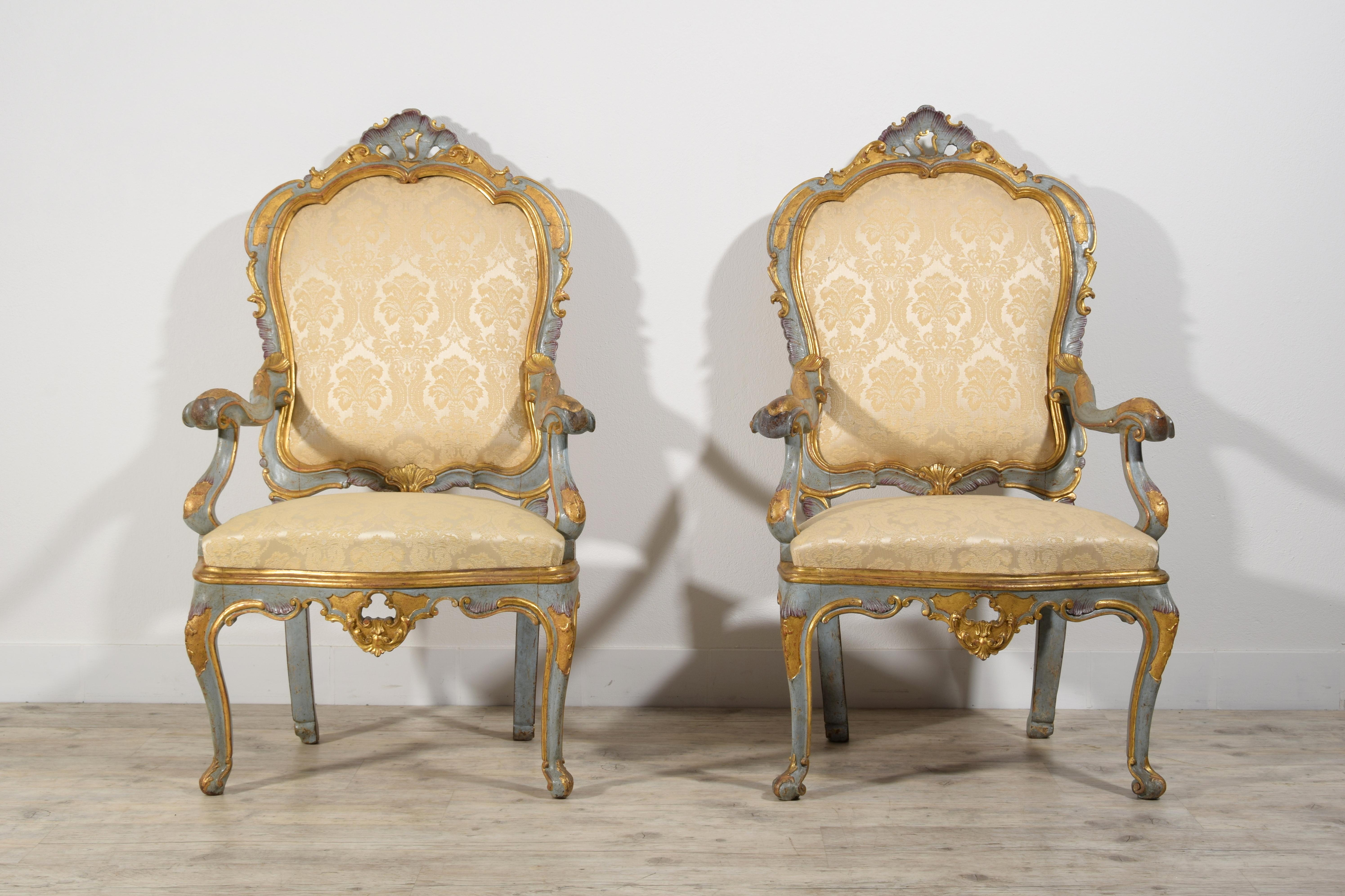 Hand-Carved 18th Century Pair of Large Venetian barocchetto Lacquered ed Giltwood Armchairs  For Sale