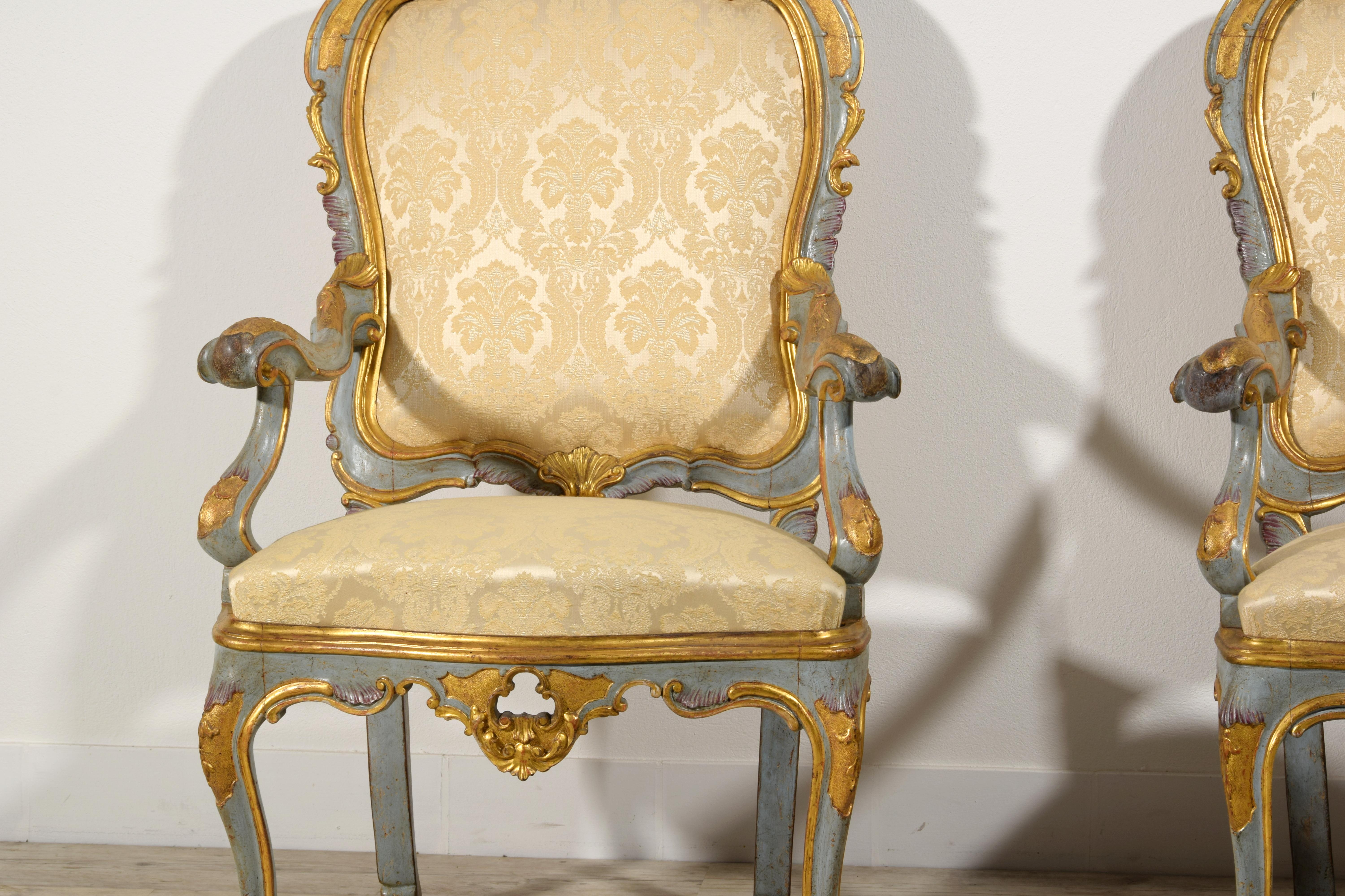 Paire de grands fauteuils vénitiens barocchetto laqués et en bois doré du 18ème siècle  en vente 1