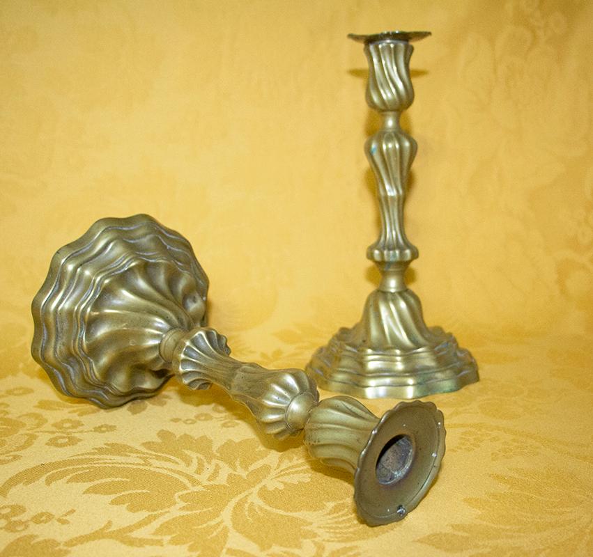 Wunderschönes Paar Bronzeleuchter aus der Zeit Ludwigs XV., die auf einem runden Sockel mit balusterförmigem Korpus und Kannelierung ruhen. Die Kerzenständer haben ihre ursprünglichen, aufgeklebten Bögen behalten.
Frankreich 
um 1760.