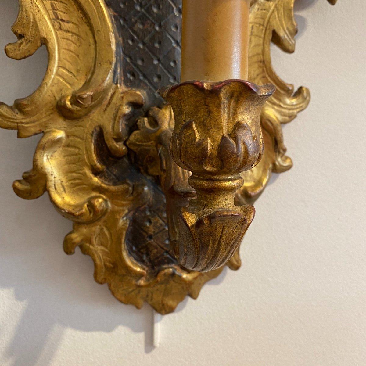 Paire d'appliques italiennes de style Louis XV Rococo du 18ème siècle en bois doré  Bon état - En vente à NICE, FR