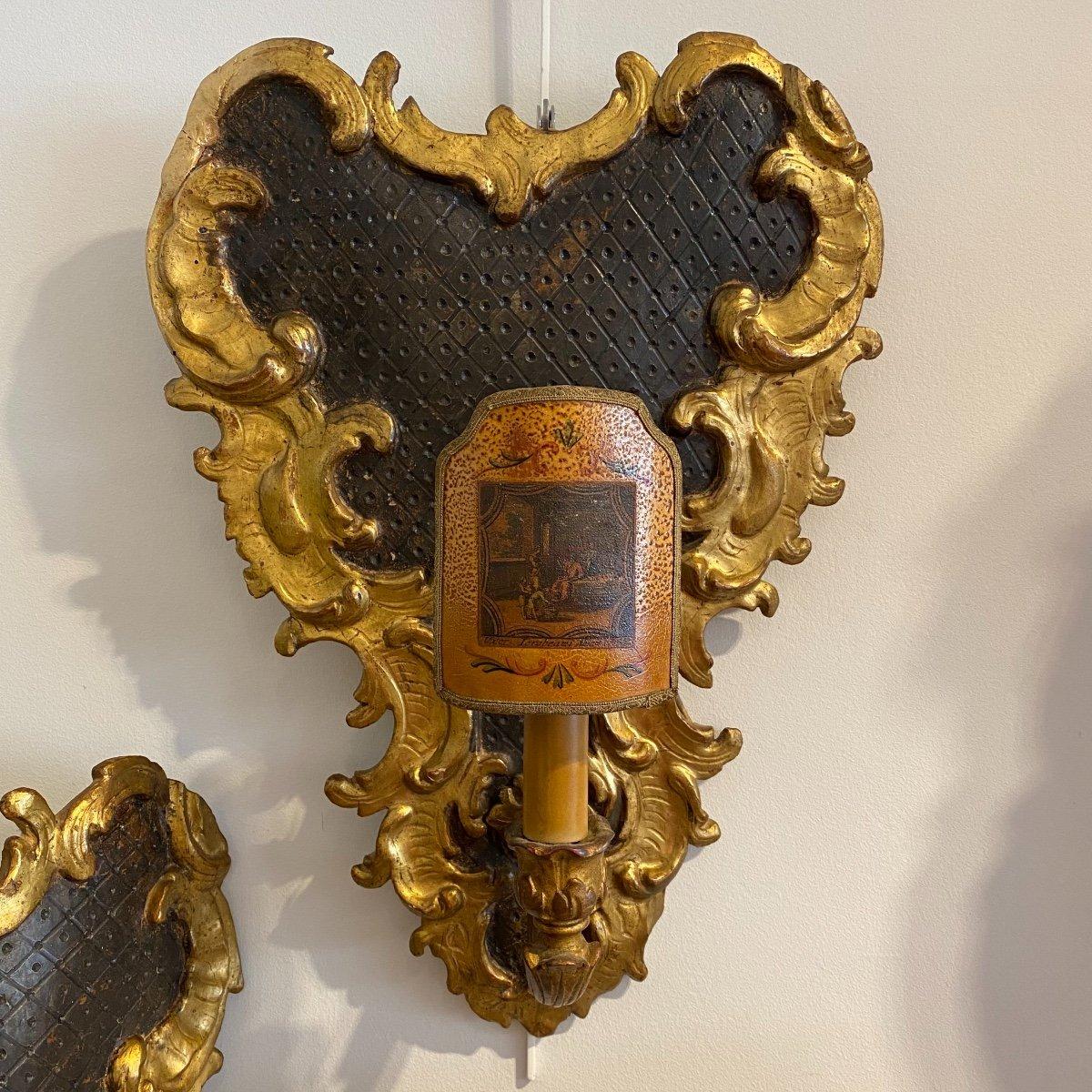 Paire d'appliques italiennes de style Louis XV Rococo du 18ème siècle en bois doré  en vente 1