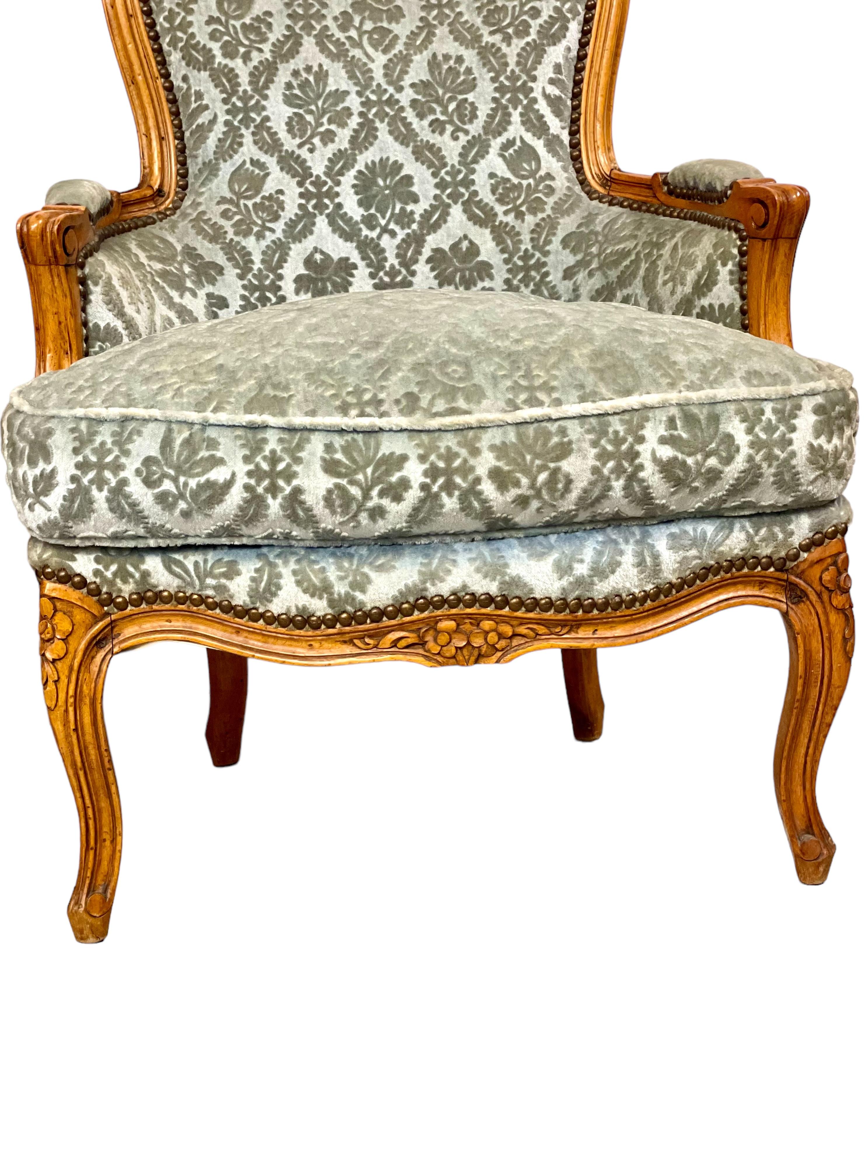 Coppia di sedie bergere in noce Luigi XV del XIX secolo in vendita 7