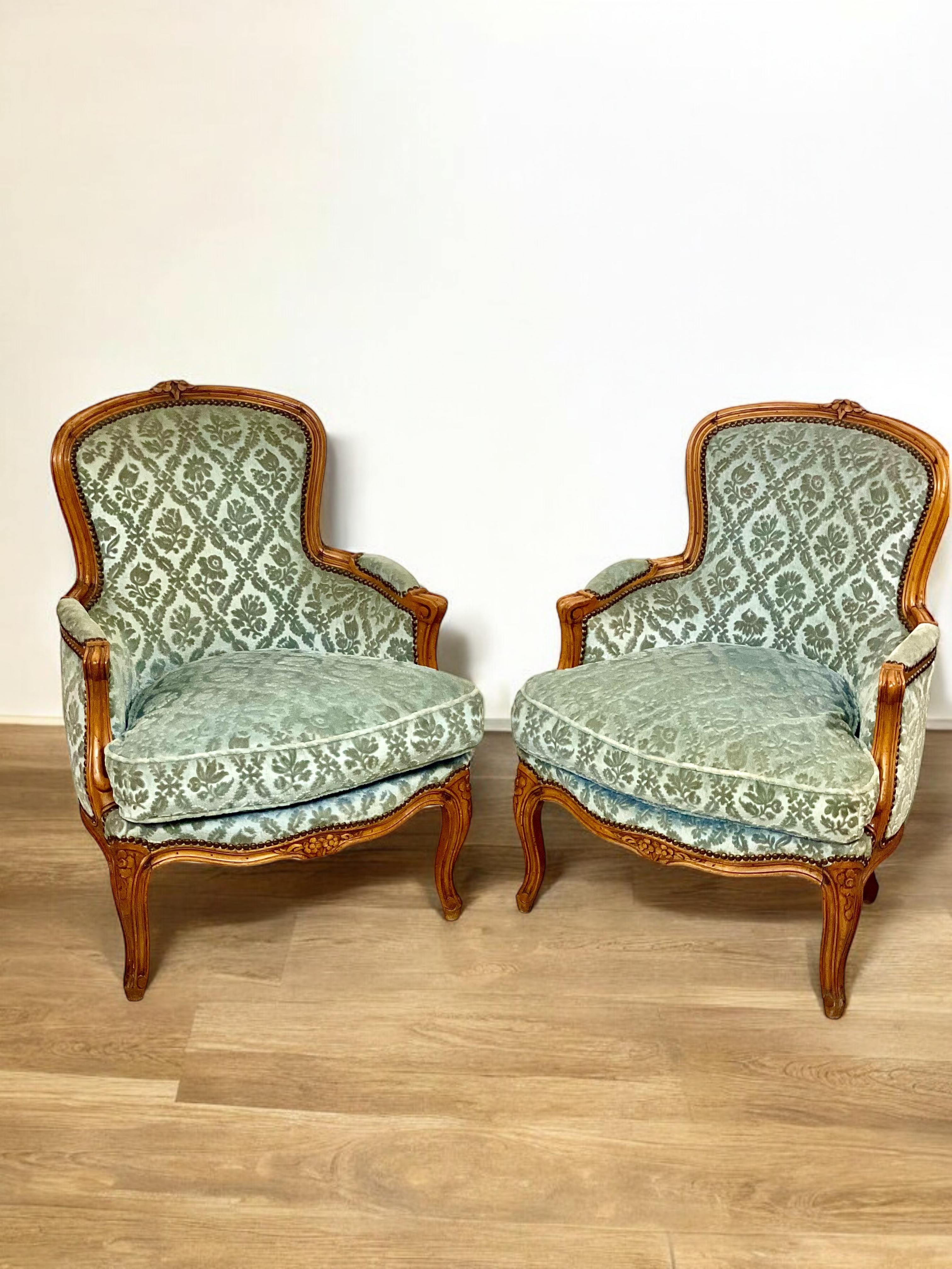 Coppia di sedie bergere in noce Luigi XV del XIX secolo in vendita 11