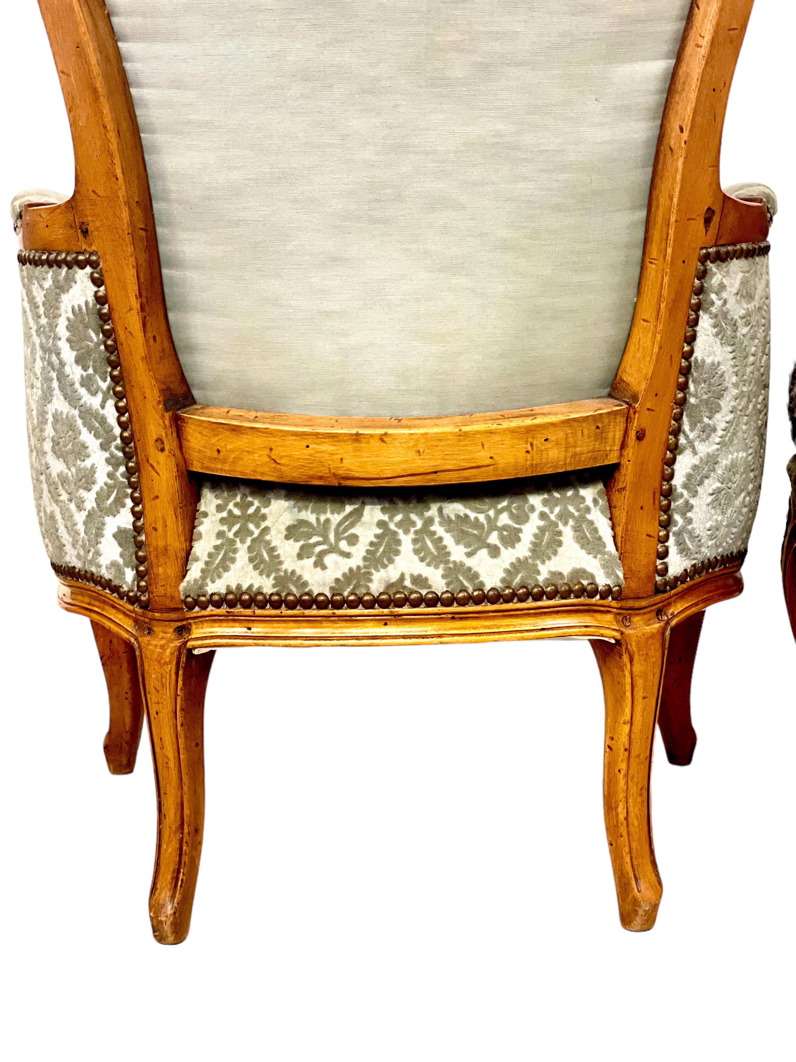 Coppia di sedie bergere in noce Luigi XV del XIX secolo in vendita 1