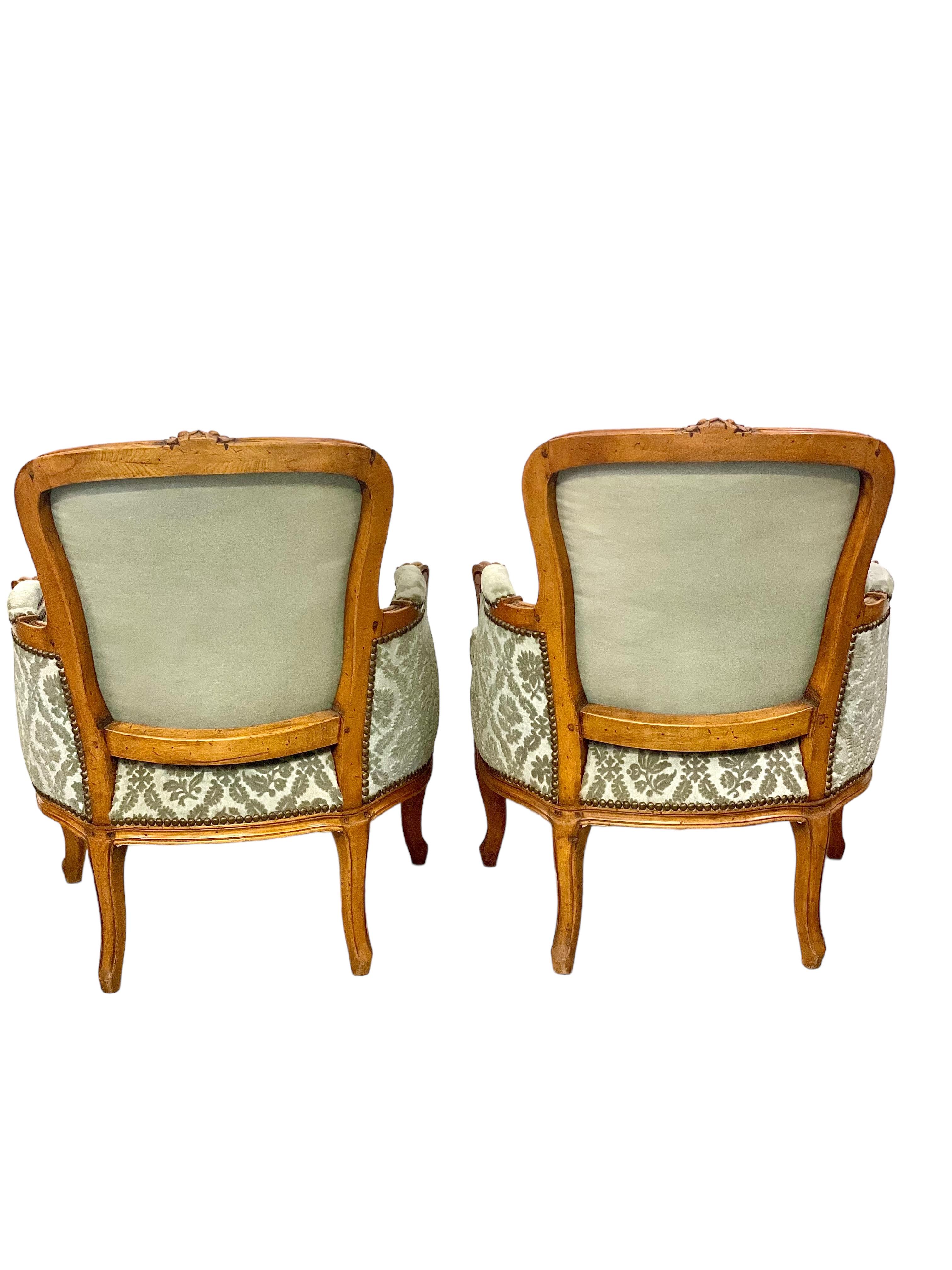 Coppia di sedie bergere in noce Luigi XV del XIX secolo in vendita 2