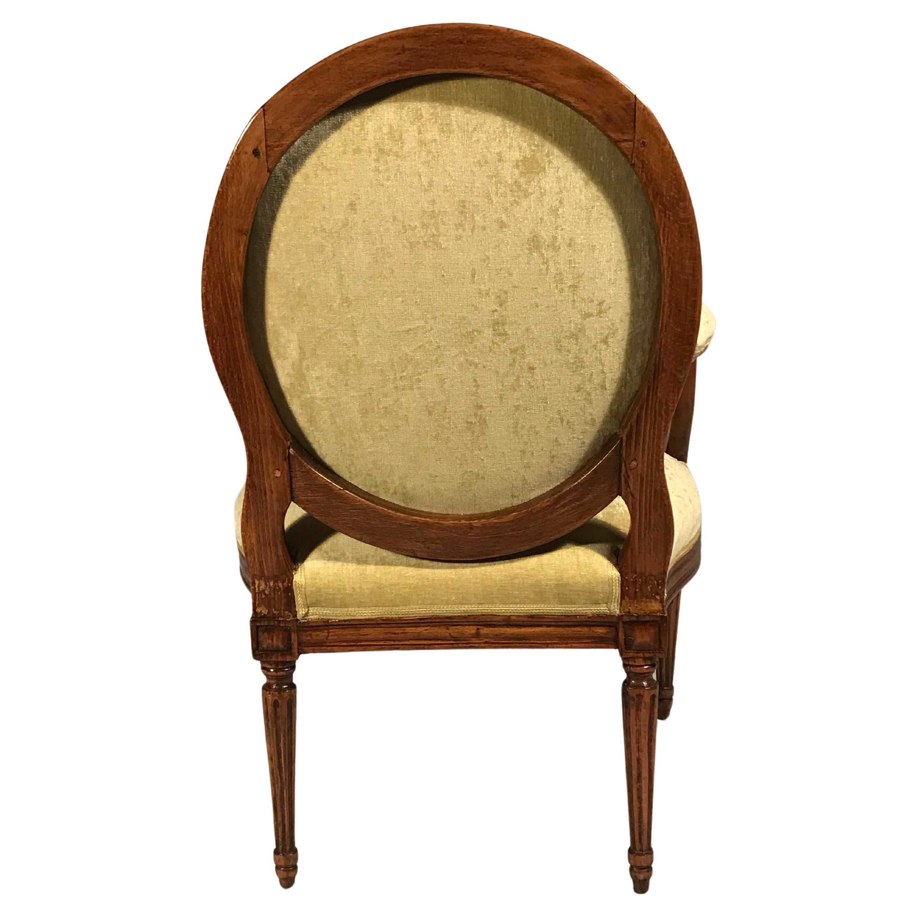 Découvrez une superbe paire de fauteuils Louis XVI, France 1780, présentant d'élégants dossiers de forme ovale. Ces fauteuils exquis présentent la beauté intemporelle du design Louis XVI, complétée par un nouveau revêtement en luxueux tissu de