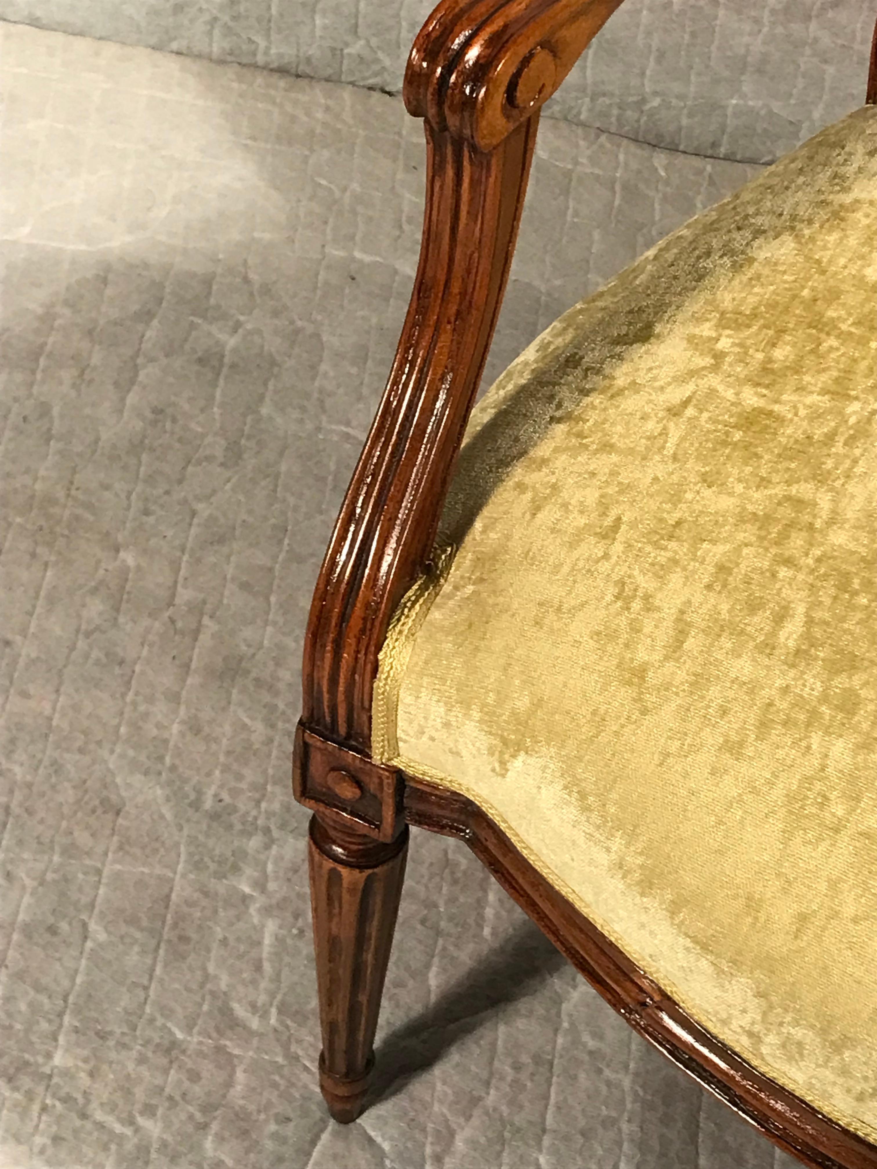 Noyer Paire de fauteuils Louis XVI du XVIIIe siècle en vente
