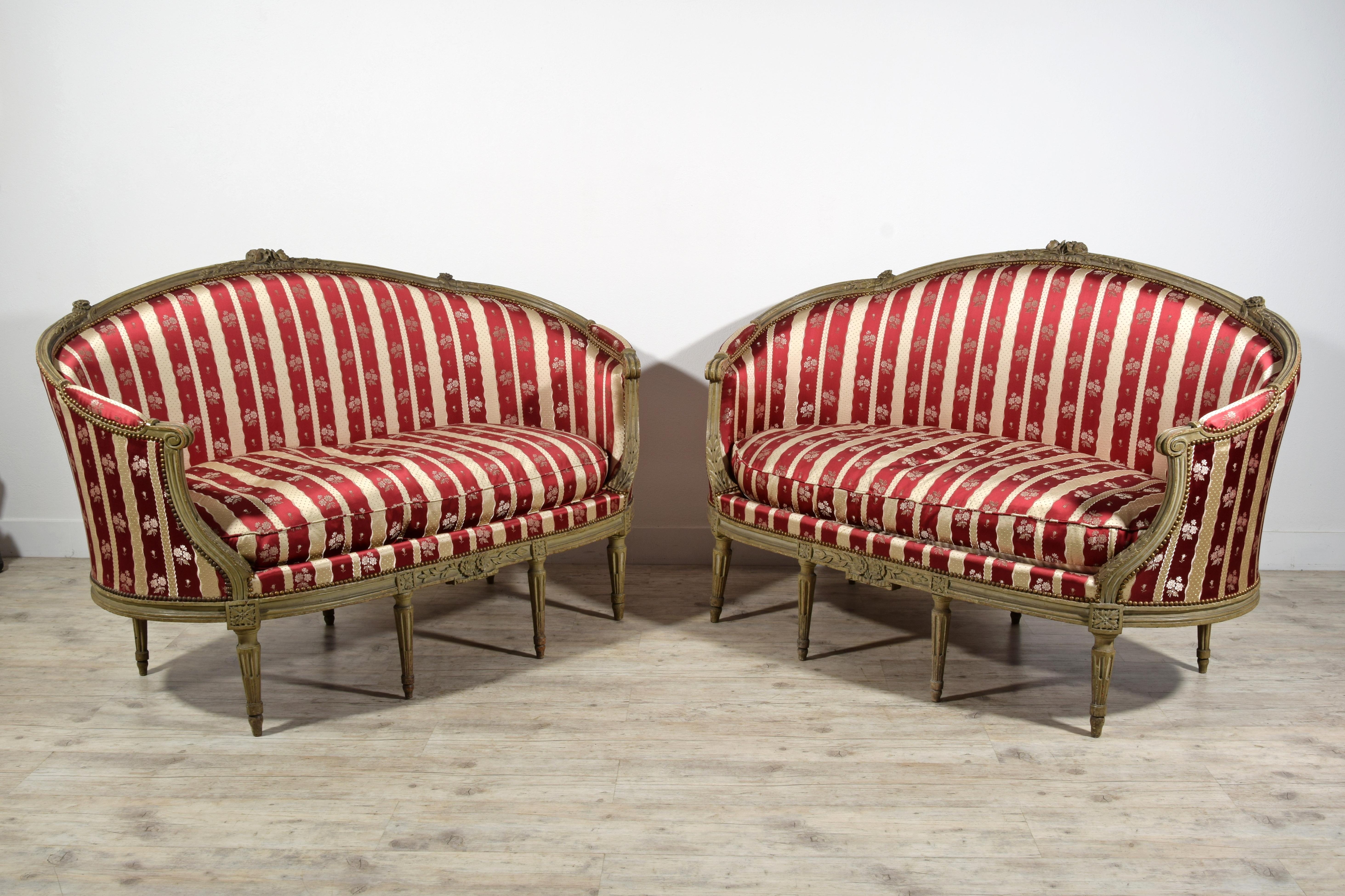 18th Century, Pair of Louis XVI French Lacquered Wood Corbeille Canapes For Sale 3