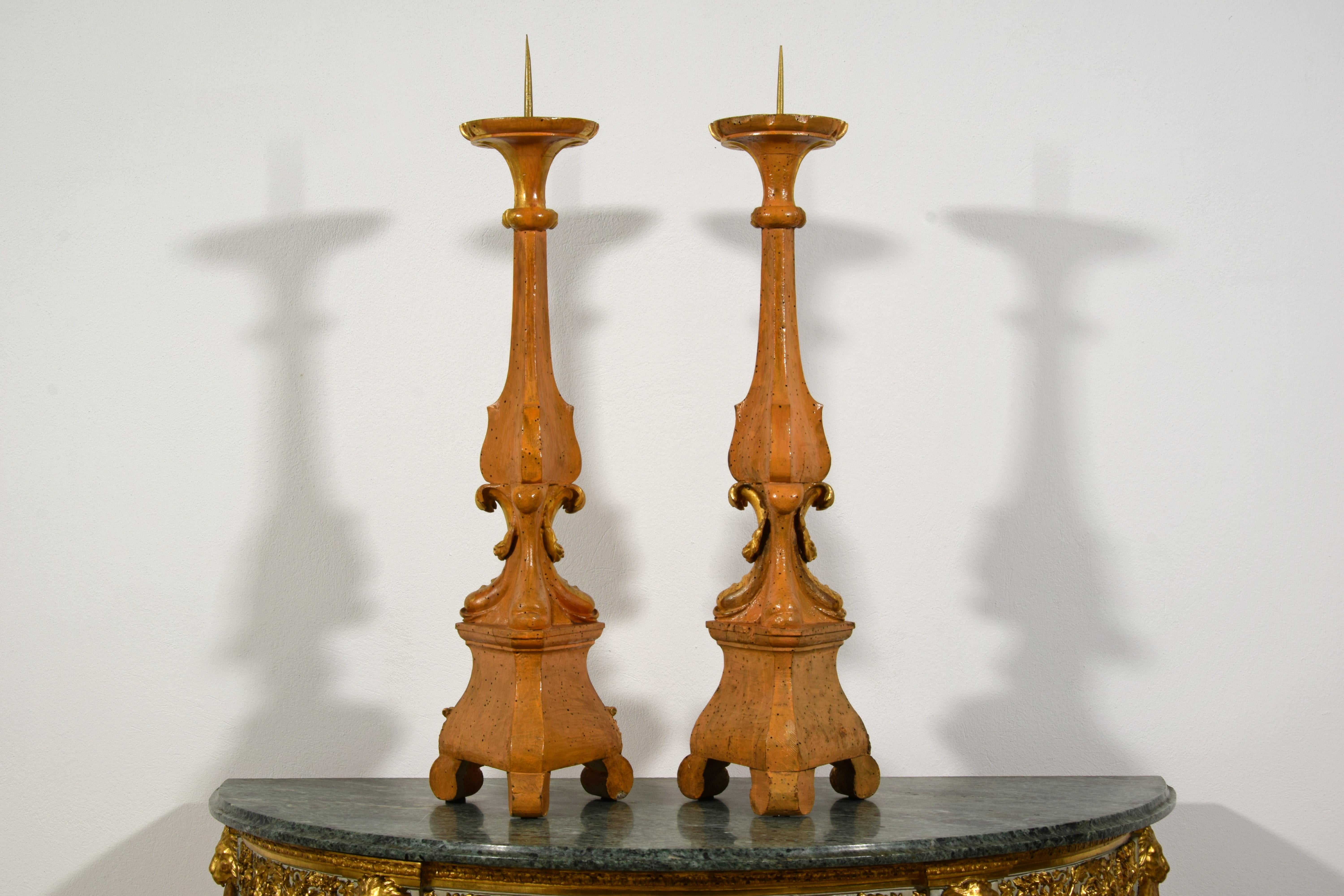 XVIIIe siècle, Paire de chandeliers néoclassiques italiens en bois sculpté et doré en vente 5
