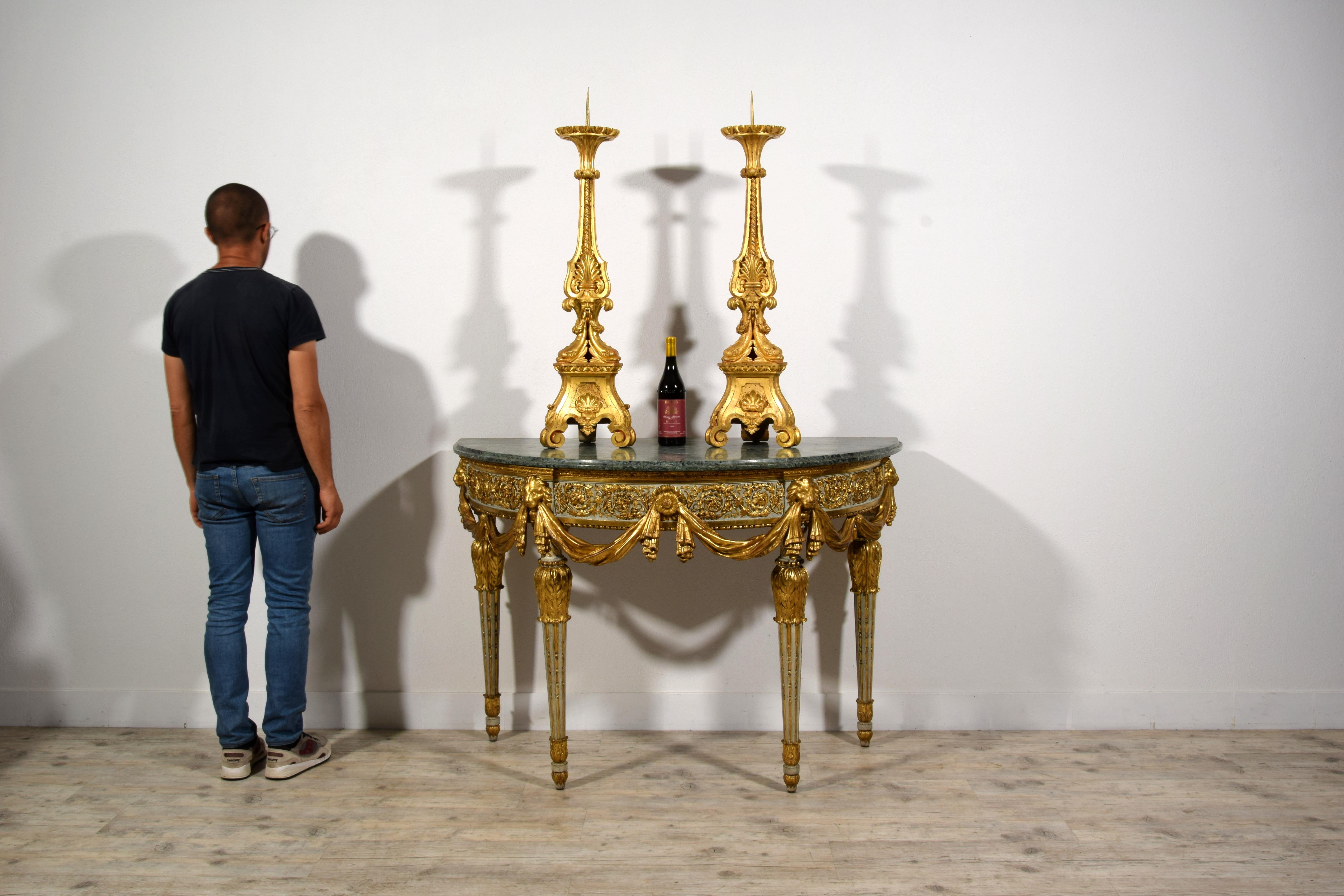 XVIIIe siècle, Paire de chandeliers néoclassiques italiens en bois sculpté et doré en vente 6