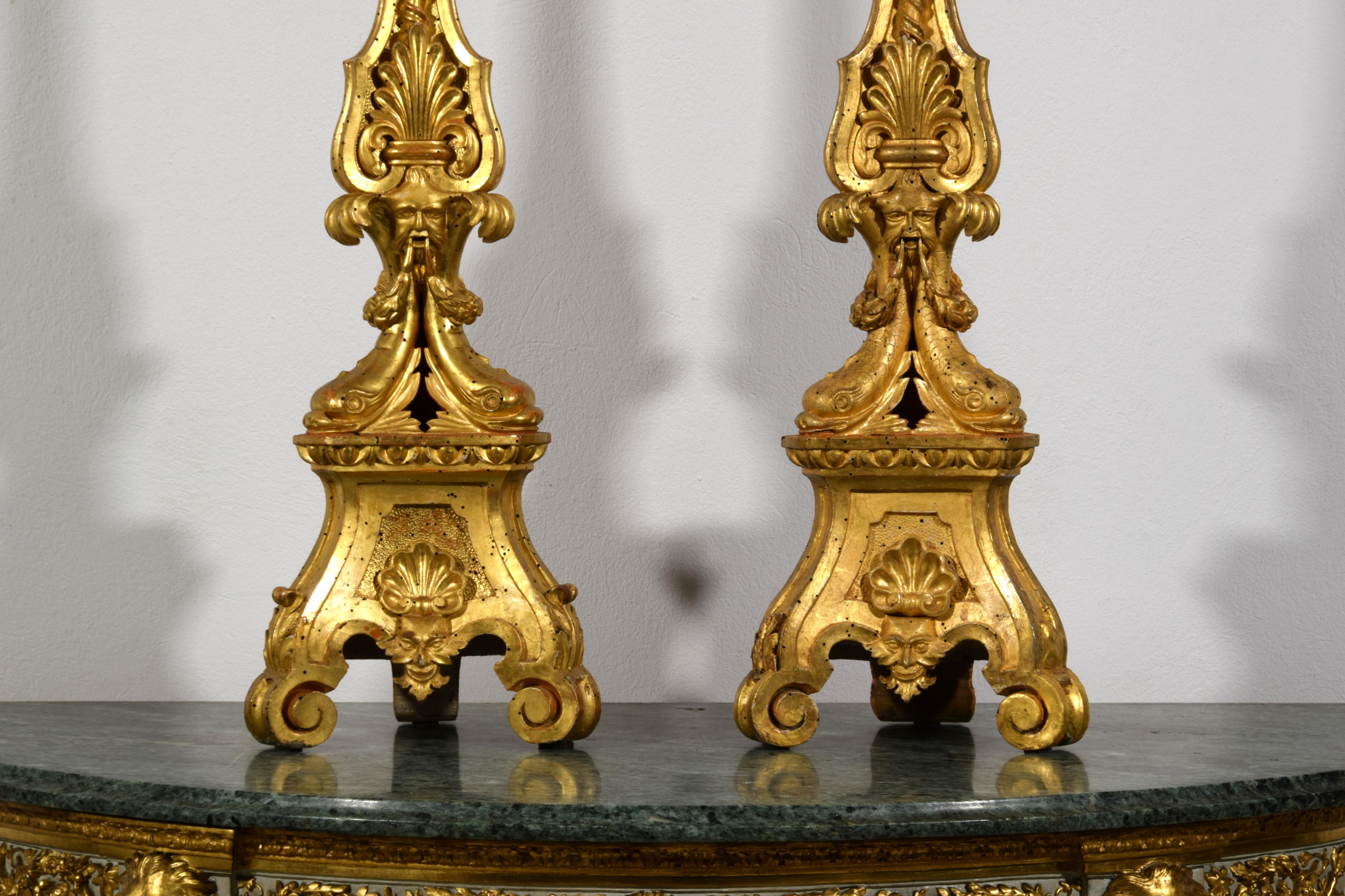 XVIIIe siècle, Paire de chandeliers néoclassiques italiens en bois sculpté et doré en vente 7