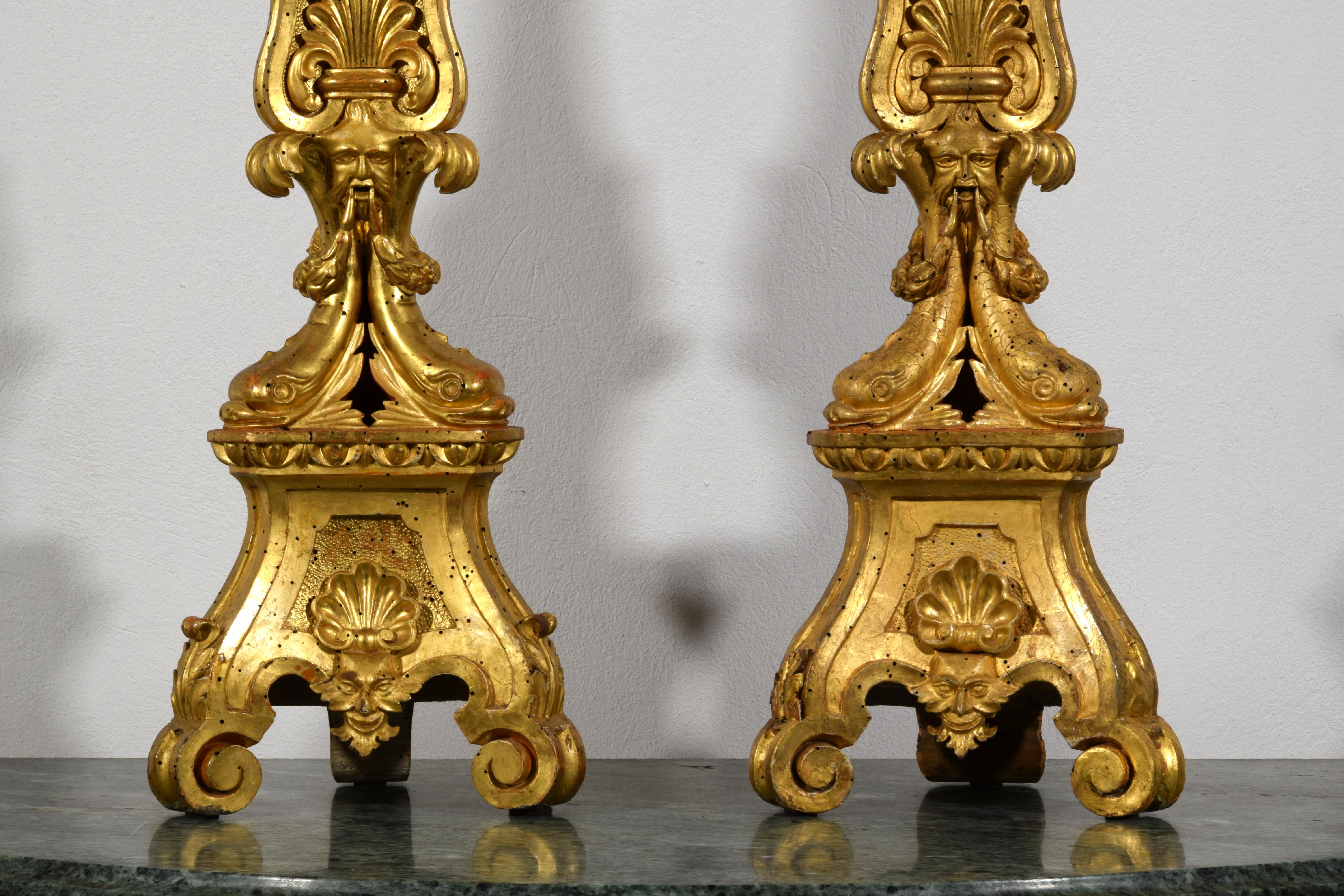 XVIIIe siècle, Paire de chandeliers néoclassiques italiens en bois sculpté et doré en vente 8