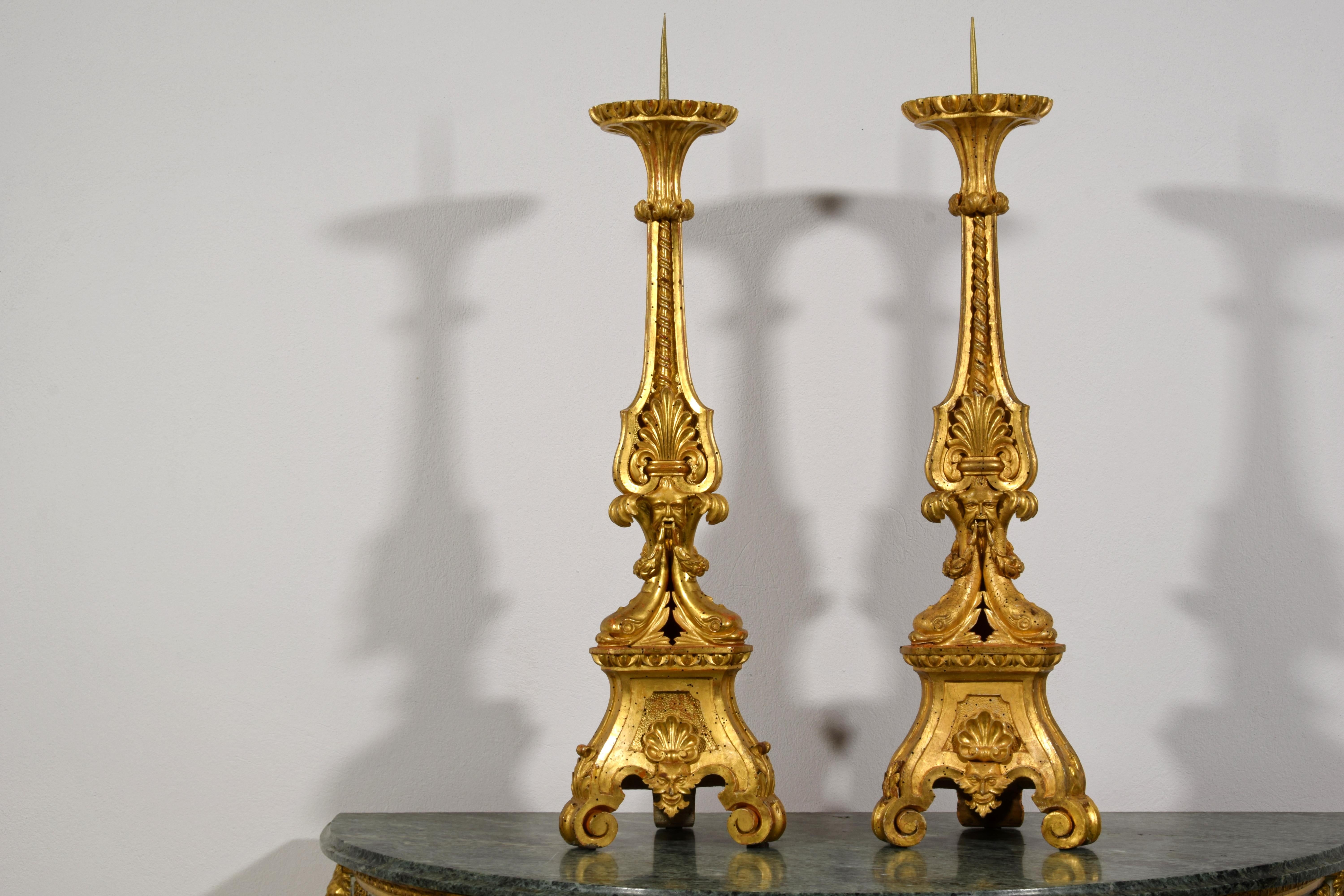 XVIIIe siècle, Paire de chandeliers néoclassiques italiens en bois sculpté et doré en vente 10