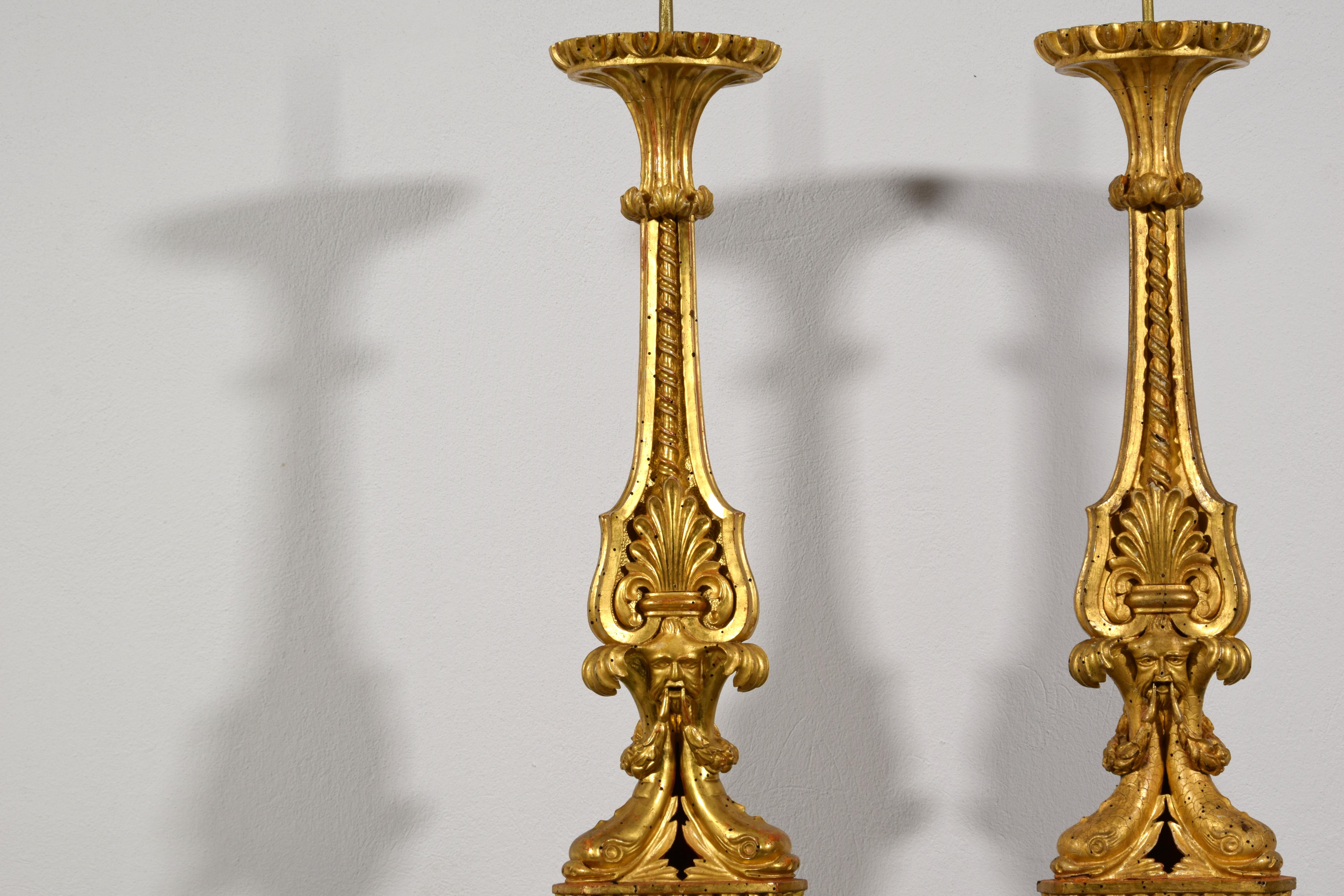 XVIIIe siècle, Paire de chandeliers néoclassiques italiens en bois sculpté et doré en vente 12