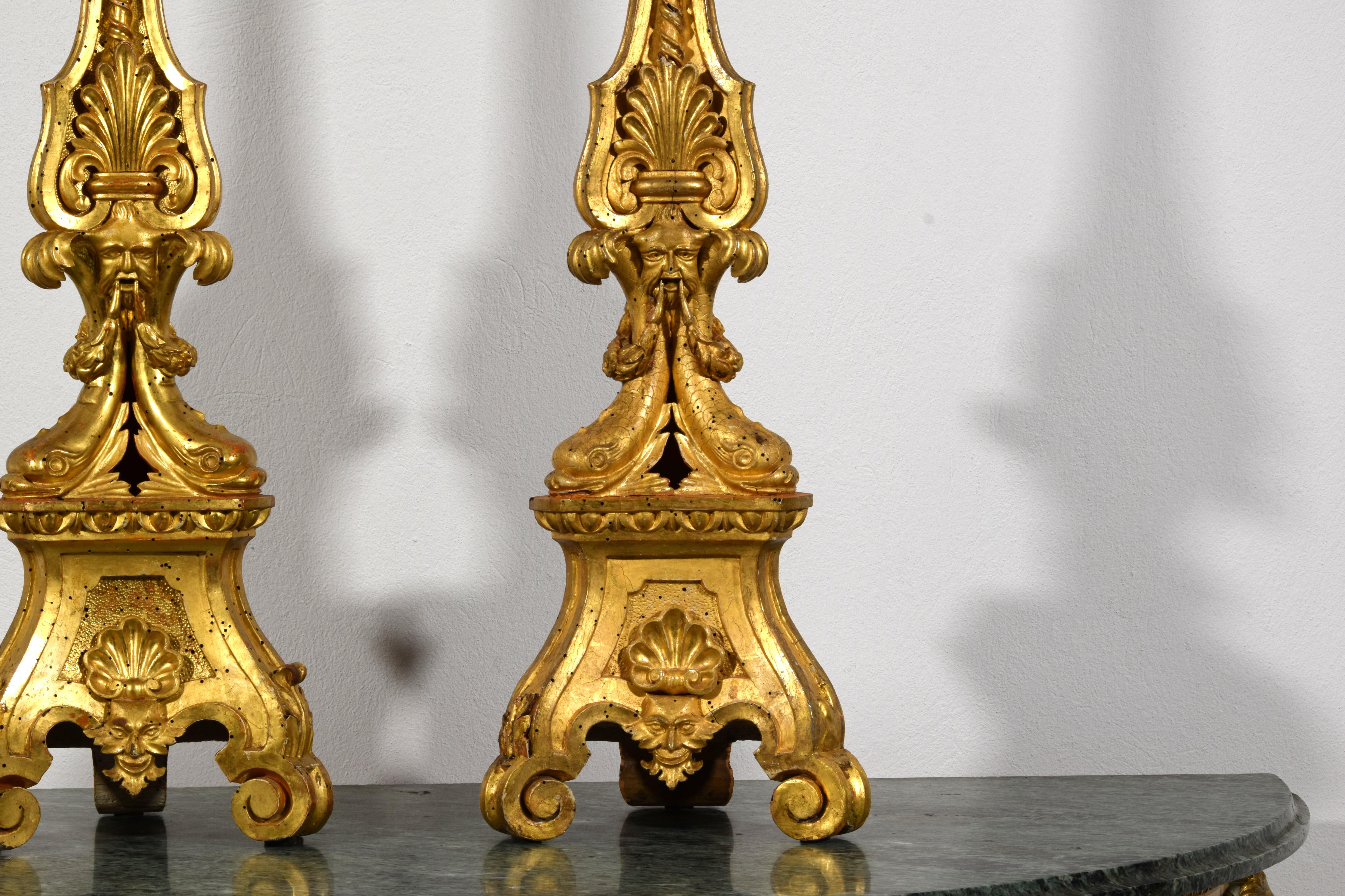 XVIIIe siècle, Paire de chandeliers néoclassiques italiens en bois sculpté et doré en vente 13