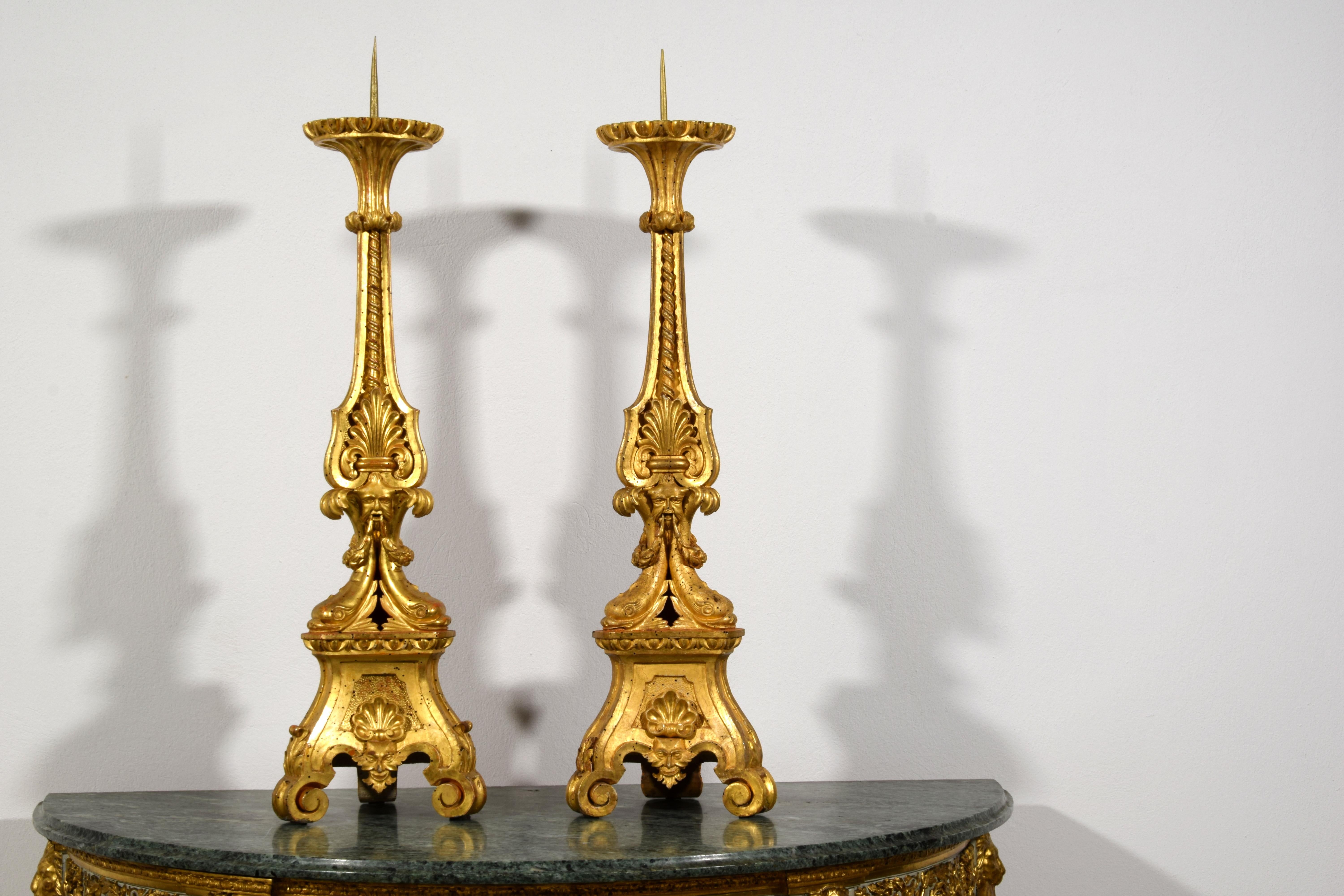 XVIIIe siècle, Paire de chandeliers néoclassiques italiens en bois sculpté et doré en vente 14