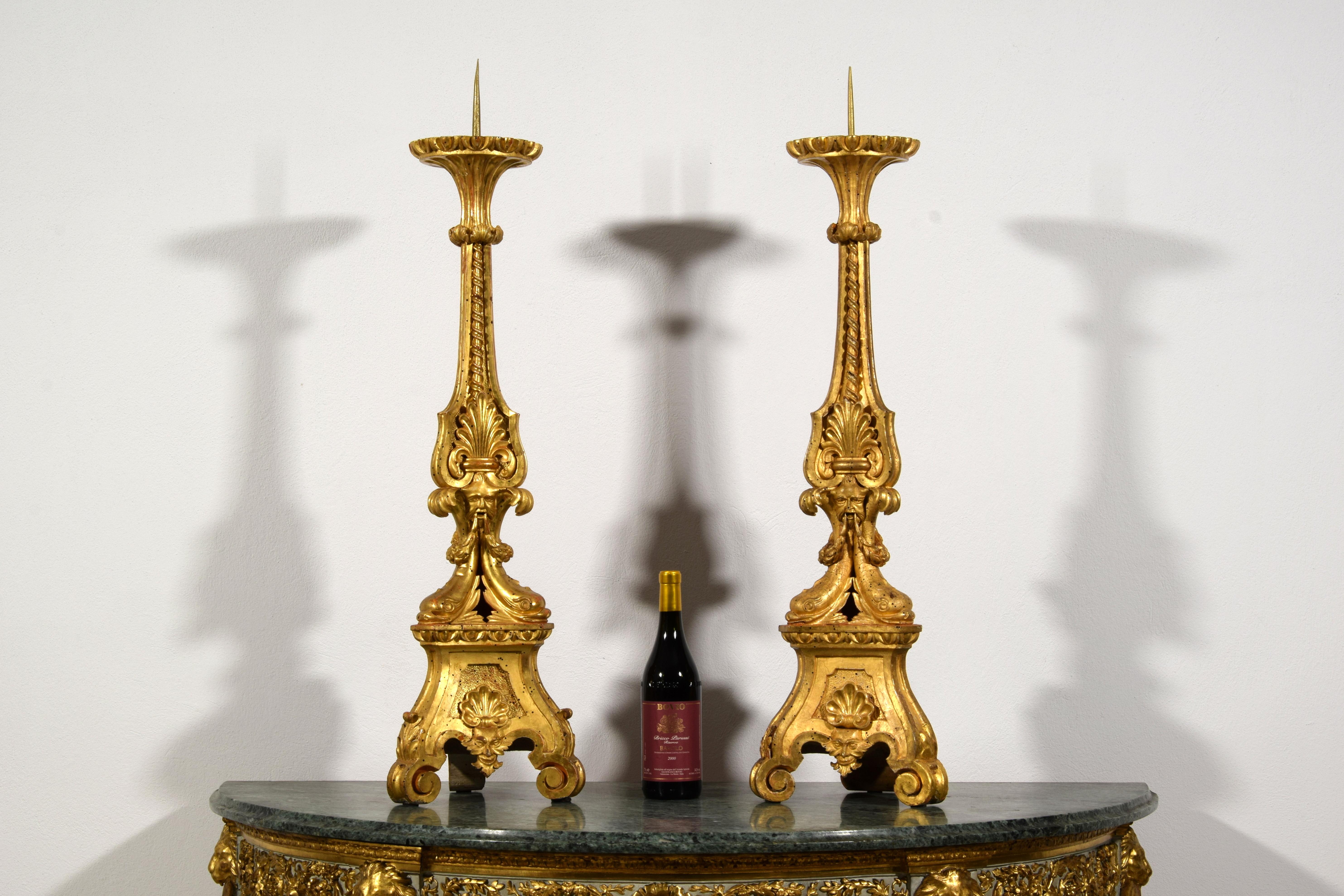 XVIIIe siècle, Paire de chandeliers néoclassiques italiens en bois sculpté et doré en vente 15