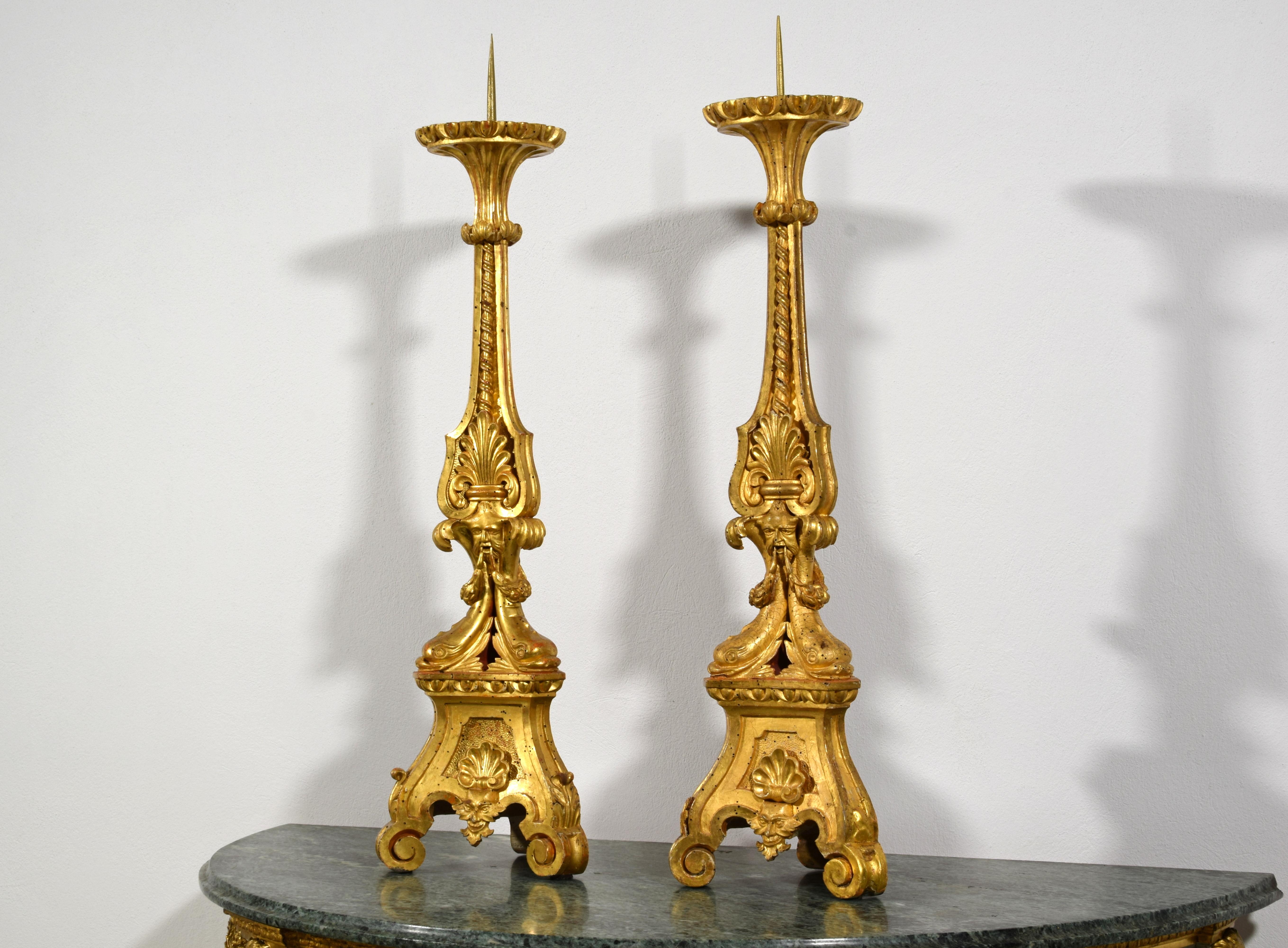 Néoclassique XVIIIe siècle, Paire de chandeliers néoclassiques italiens en bois sculpté et doré en vente
